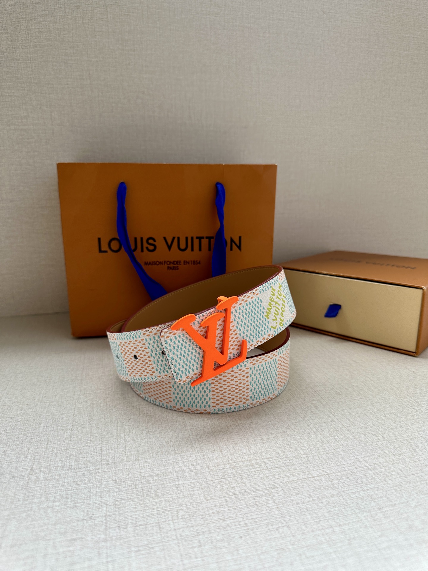  4.0宽 本款 LV Initials 双面腰带凝聚 Pharrell Williams 对典藏设计的