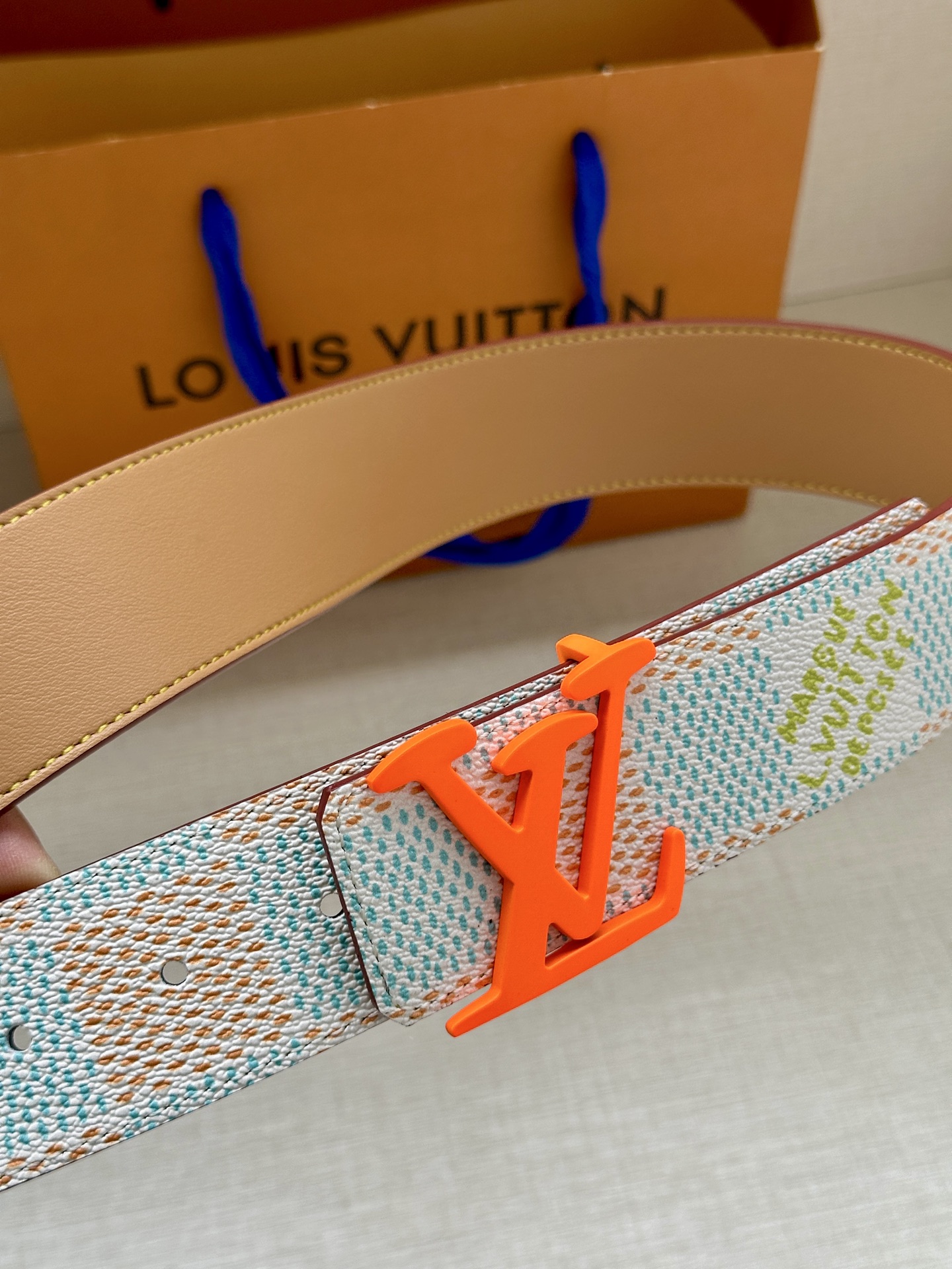  4.0宽 本款 LV Initials 双面腰带凝聚 Pharrell Williams 对典藏设计的