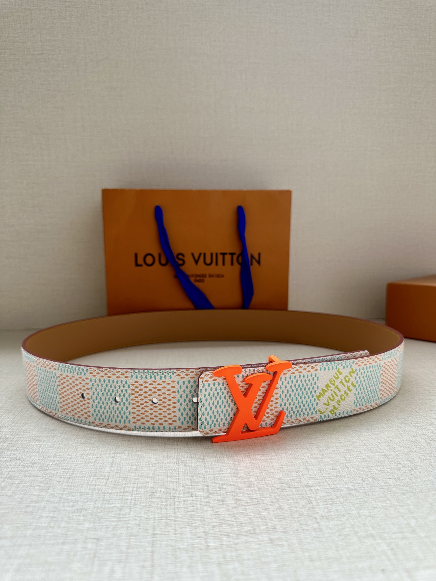  4.0宽 本款 LV Initials 双面腰带凝聚 Pharrell Williams 对典藏设计的