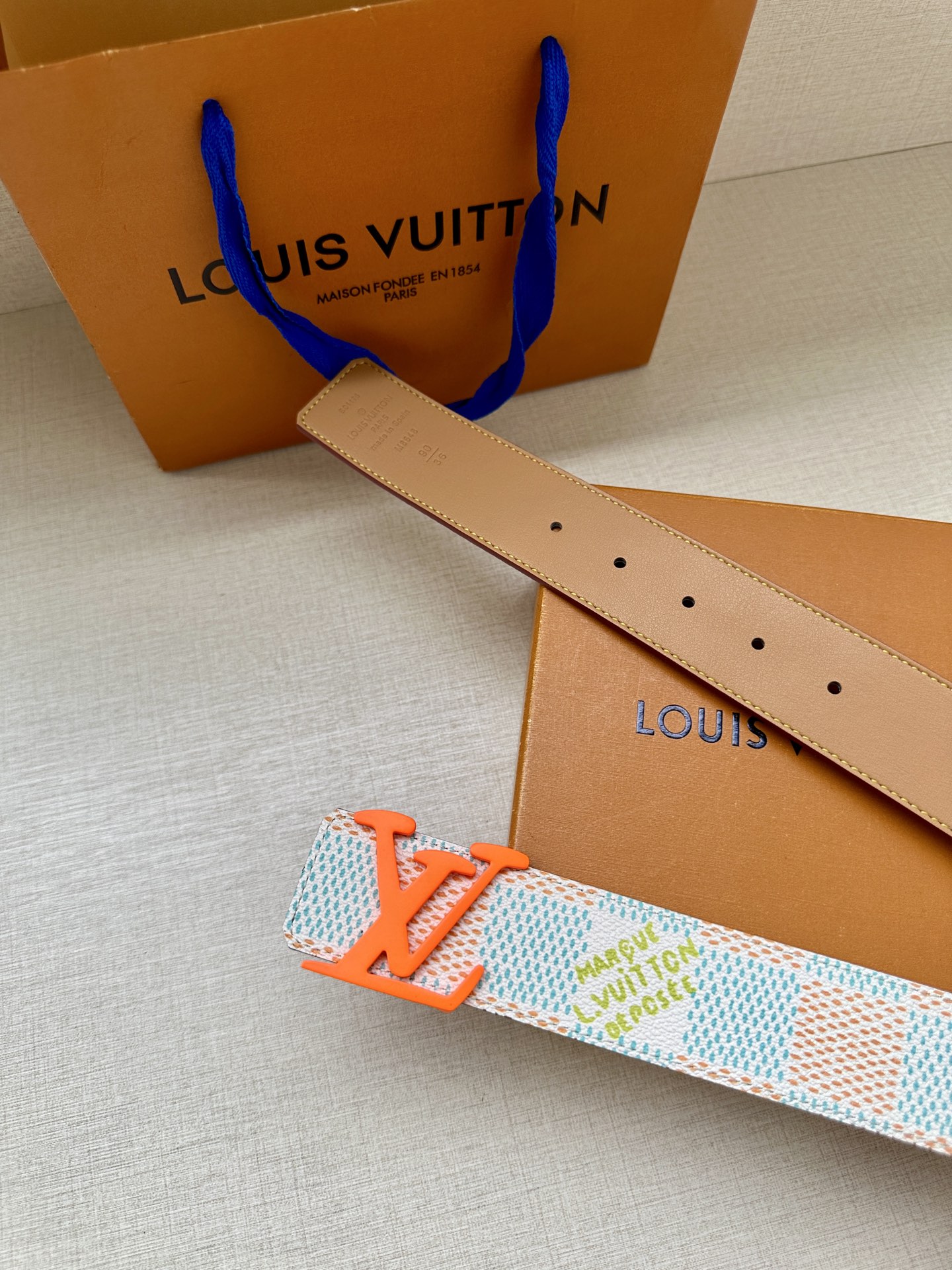  4.0宽 本款 LV Initials 双面腰带凝聚 Pharrell Williams 对典藏设计的