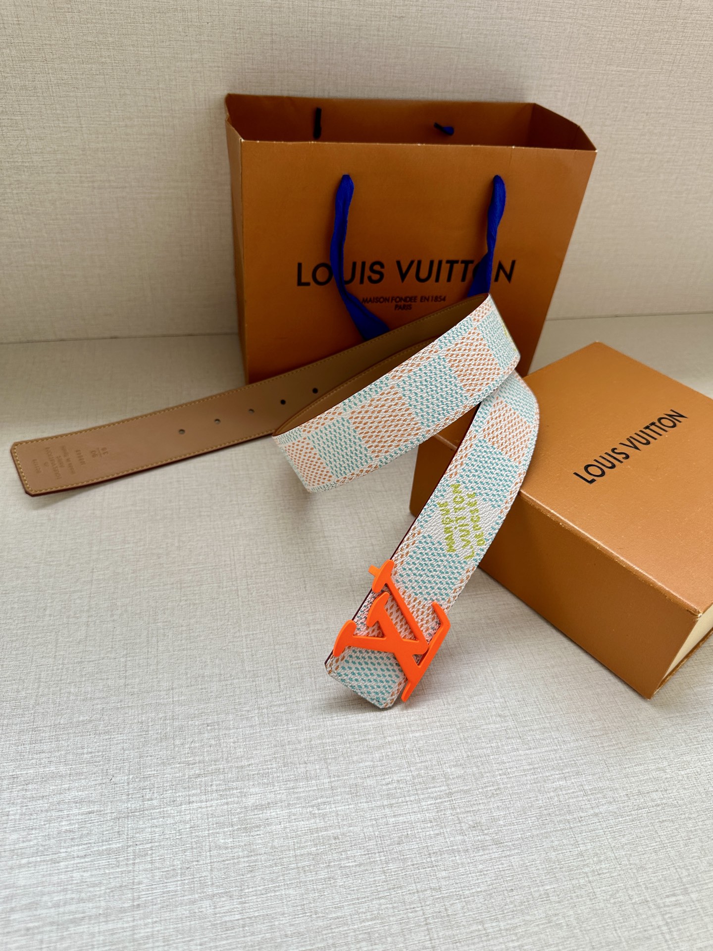  4.0宽 本款 LV Initials 双面腰带凝聚 Pharrell Williams 对典藏设计的