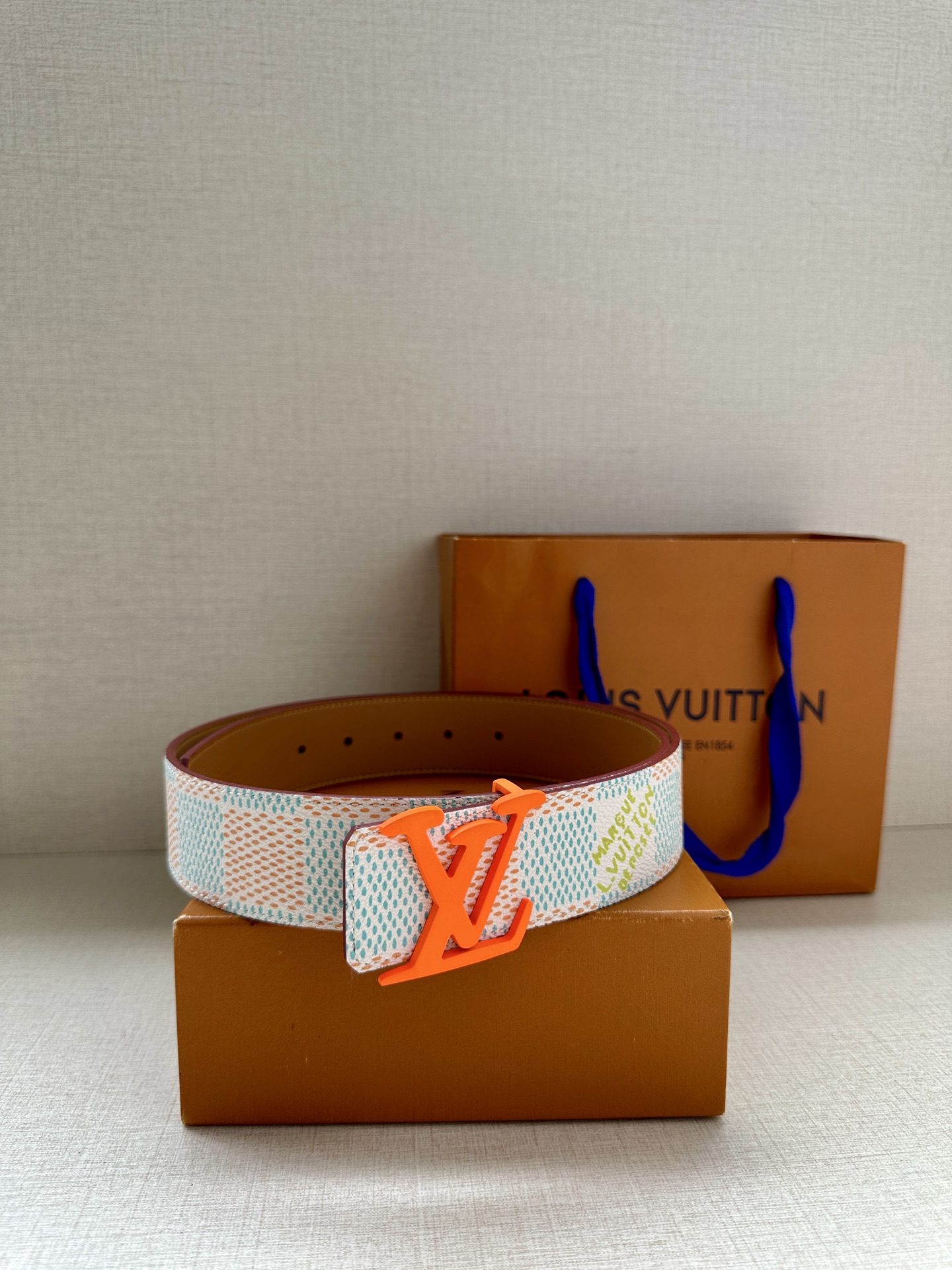 4.0宽 本款 LV Initials 双面腰带凝聚 Pharrell Williams 对典藏设计的