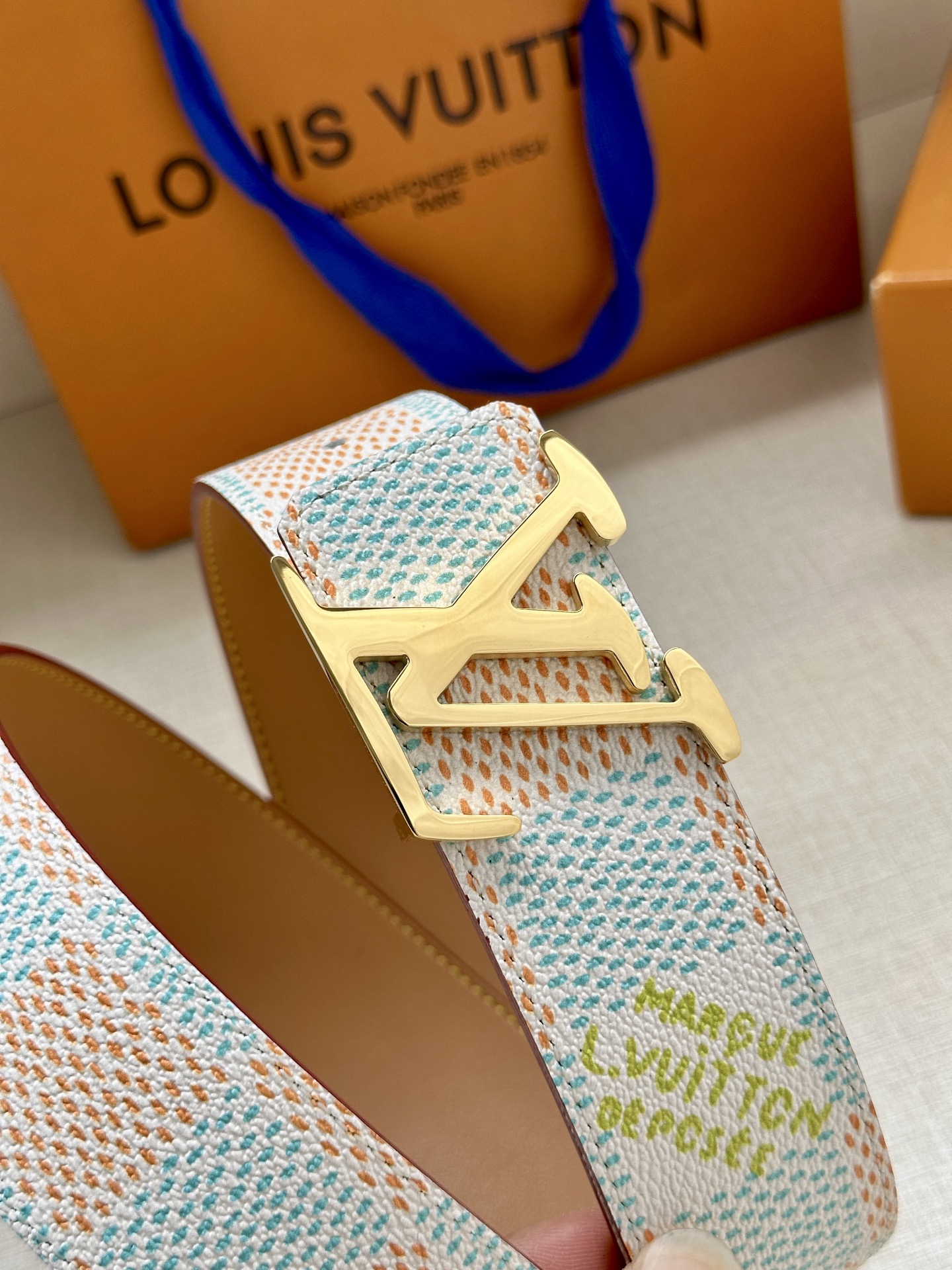  4.0宽 本款 LV Initials 双面腰带凝聚 Pharrell Williams 对典藏设计的