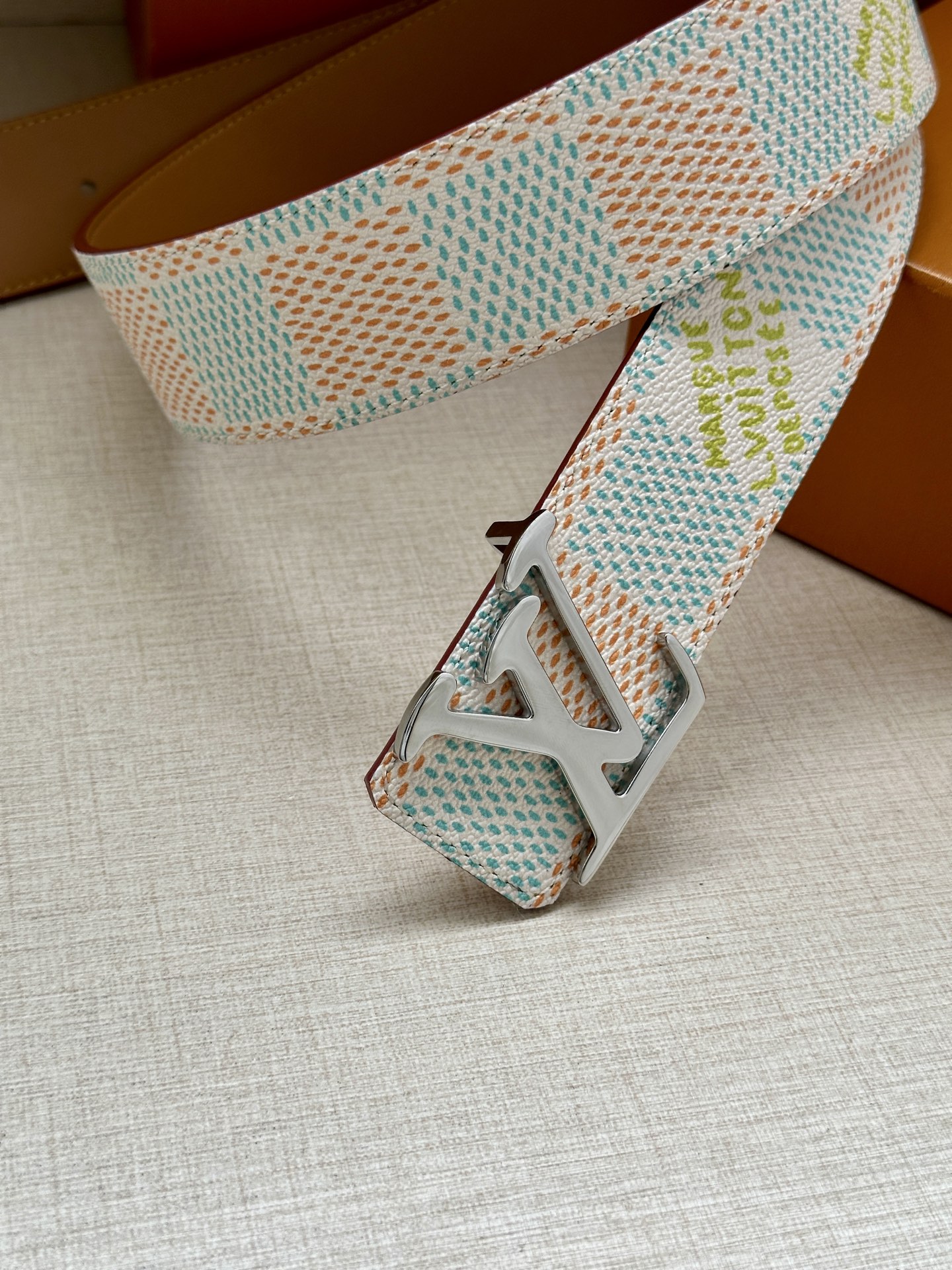  4.0宽 本款 LV Initials 双面腰带凝聚 Pharrell Williams 对典藏设计的
