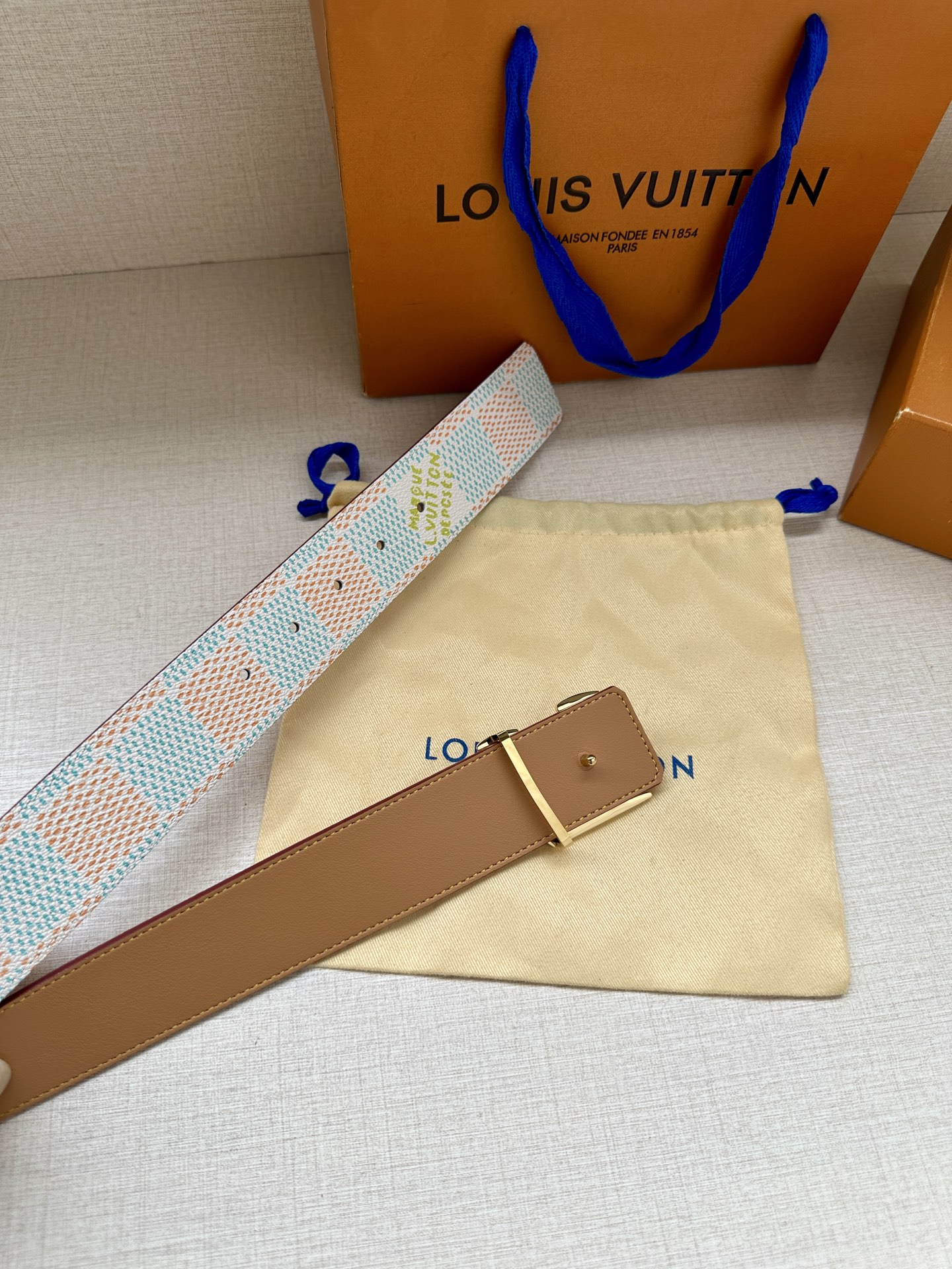  4.0宽 本款 LV Initials 双面腰带凝聚 Pharrell Williams 对典藏设计的