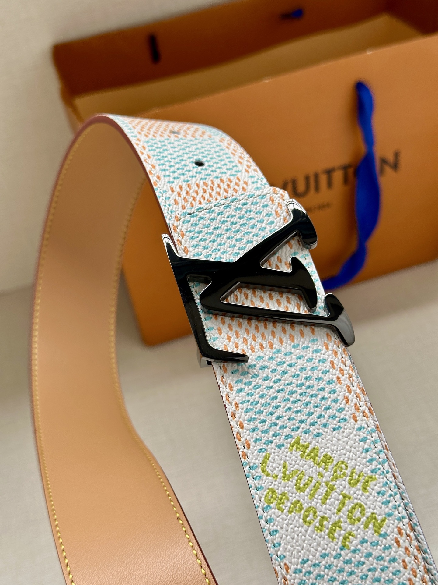 4.0宽 本款 LV Initials 双面腰带凝聚 Pharrell Williams 对典藏设计的