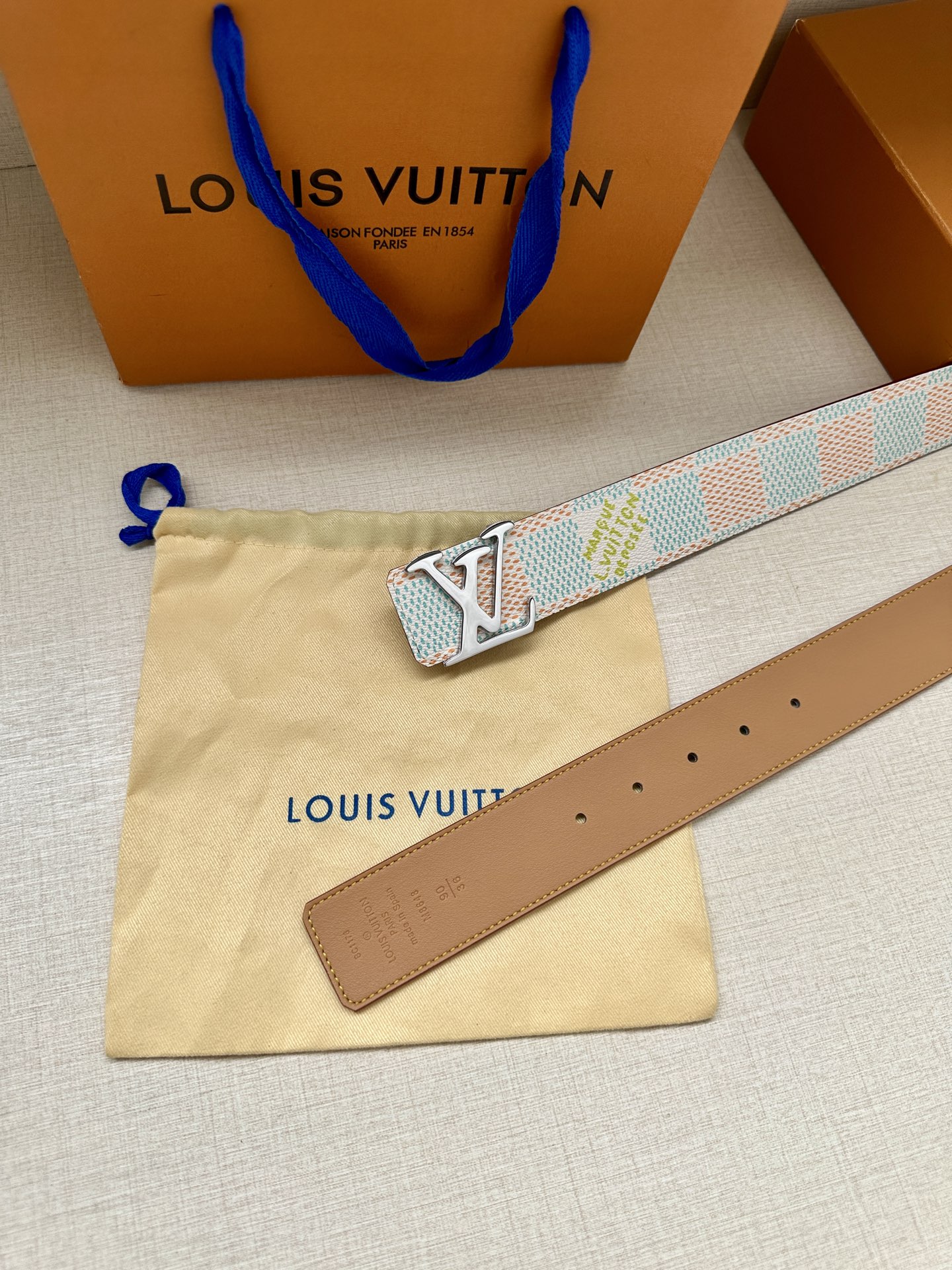  4.0宽 本款 LV Initials 双面腰带凝聚 Pharrell Williams 对典藏设计的