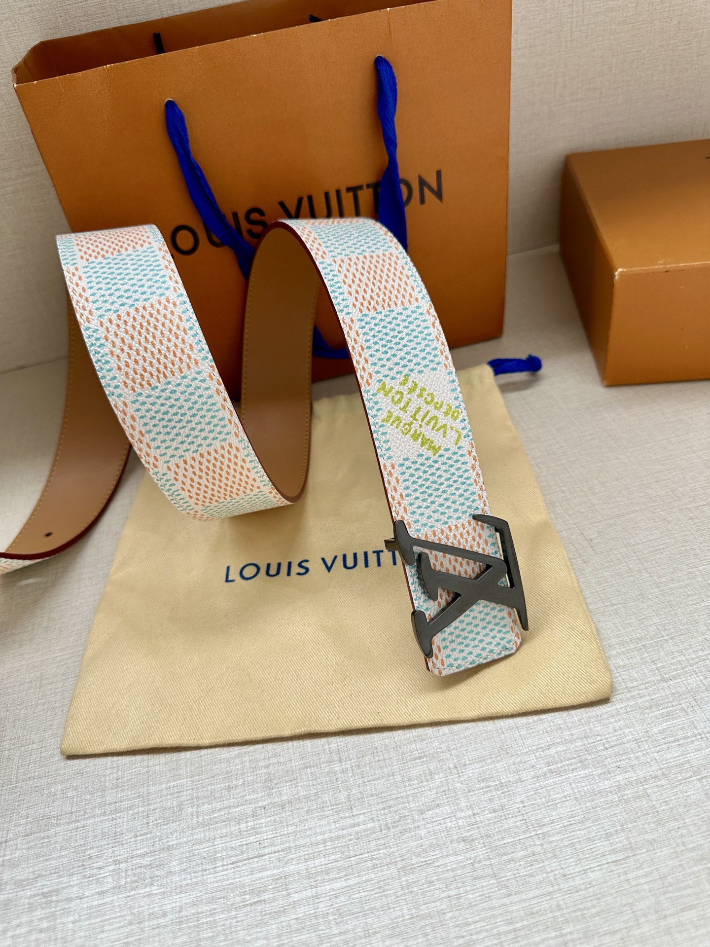  4.0宽 本款 LV Initials 双面腰带凝聚 Pharrell Williams 对典藏设计的