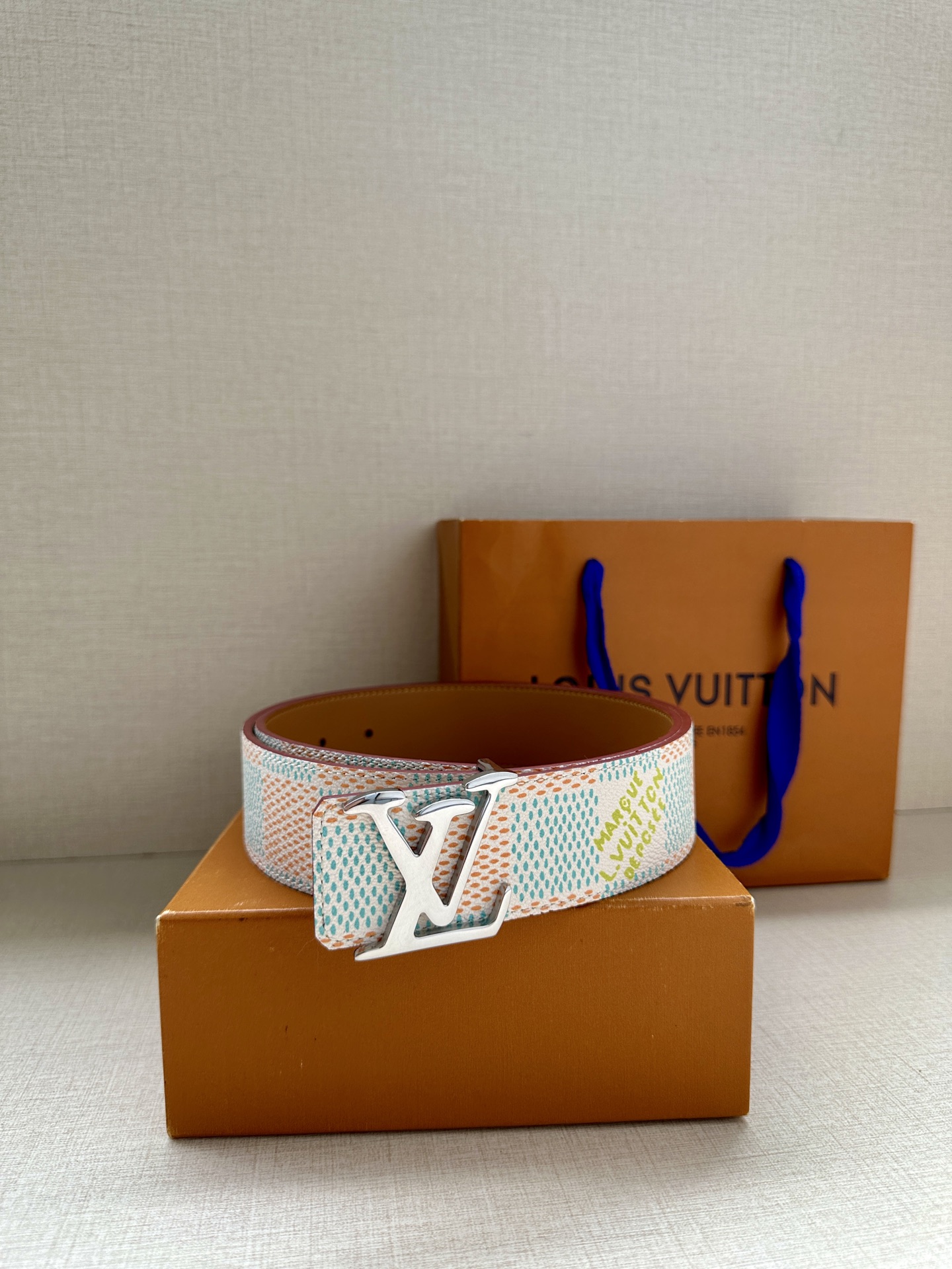  4.0宽 本款 LV Initials 双面腰带凝聚 Pharrell Williams 对典藏设计的
