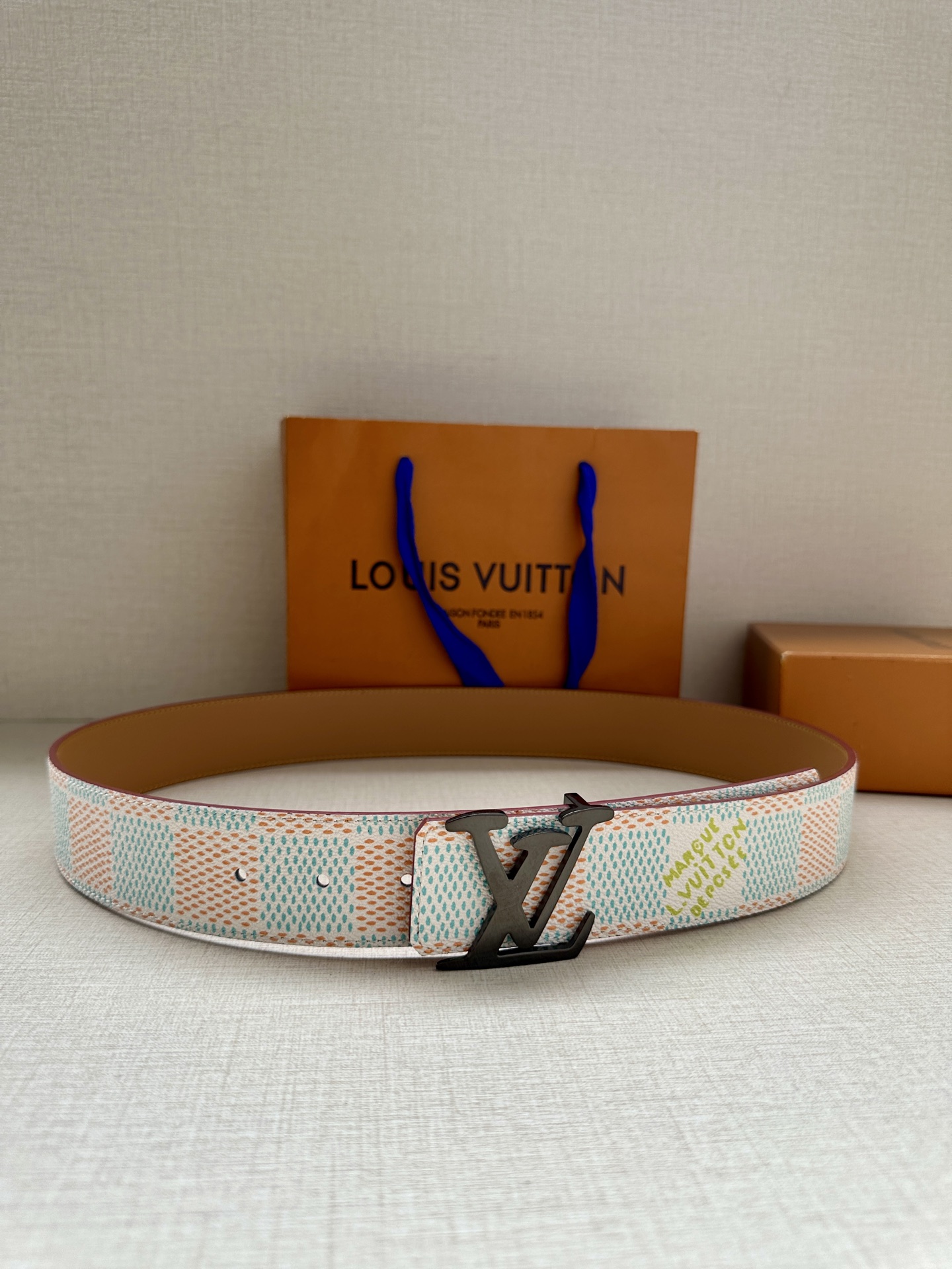  4.0宽 本款 LV Initials 双面腰带凝聚 Pharrell Williams 对典藏设计的