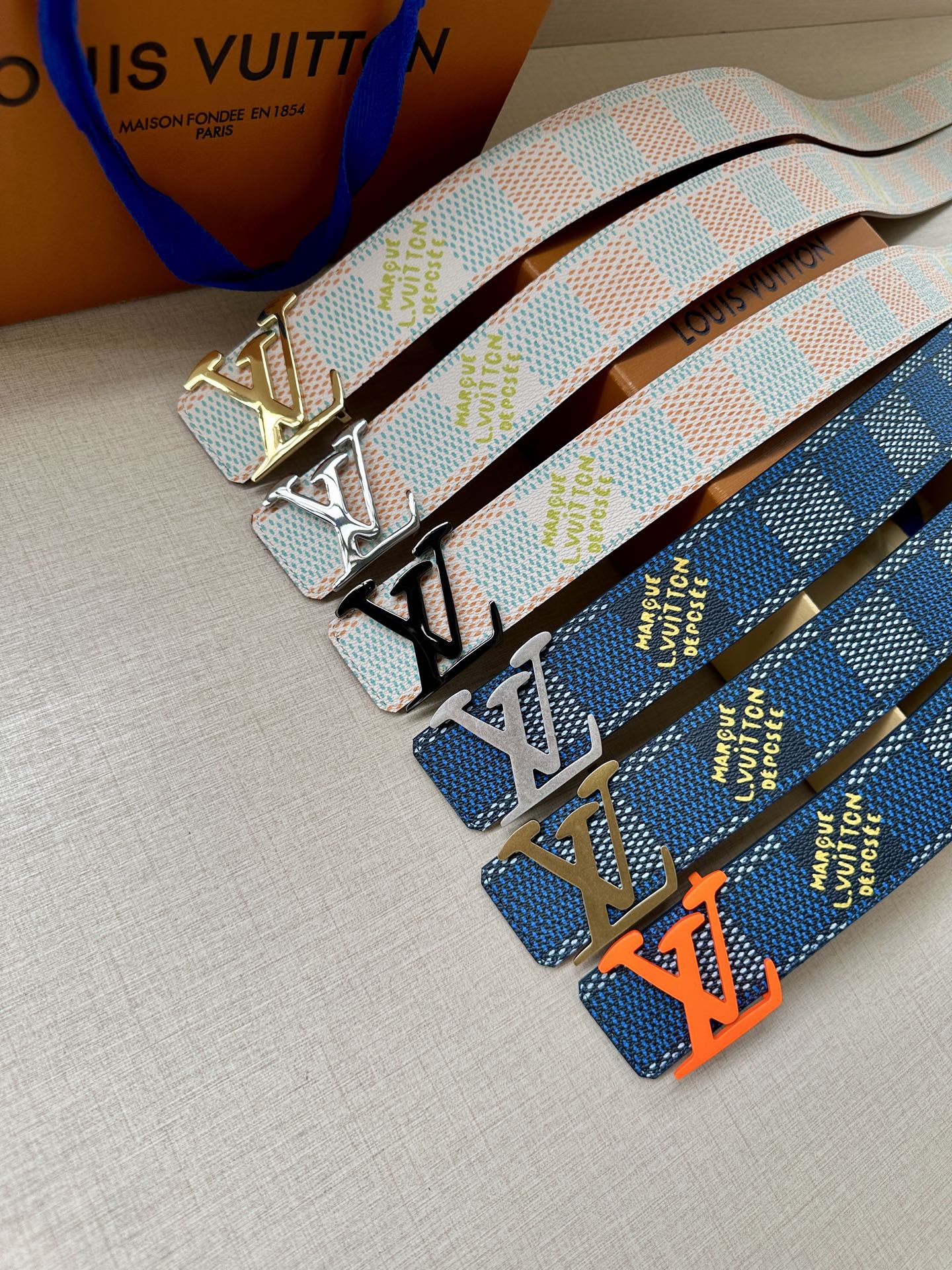  4.0宽 本款 LV Initials 双面腰带凝聚 Pharrell Williams 对典藏设计的