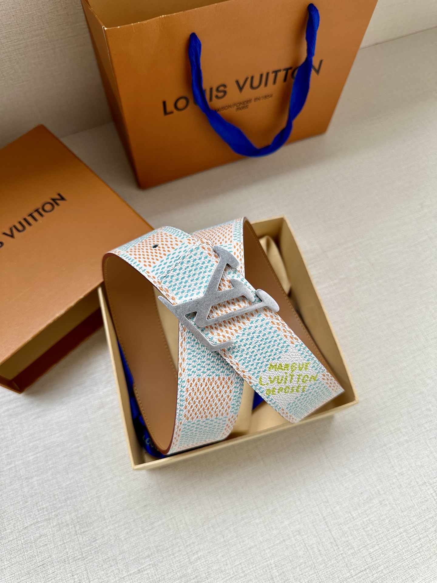  4.0宽 本款 LV Initials 双面腰带凝聚 Pharrell Williams 对典藏设计的