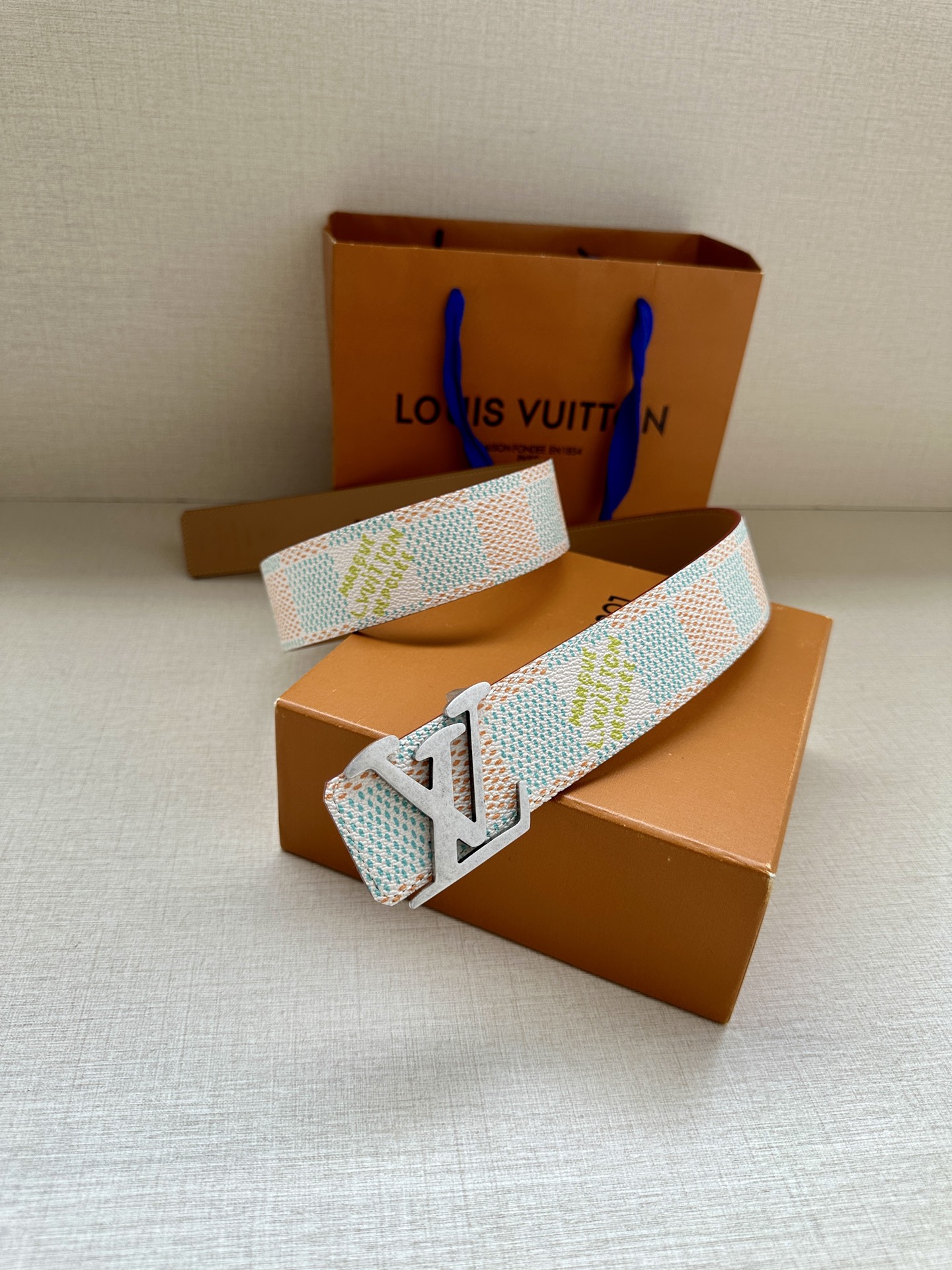  4.0宽 本款 LV Initials 双面腰带凝聚 Pharrell Williams 对典藏设计的