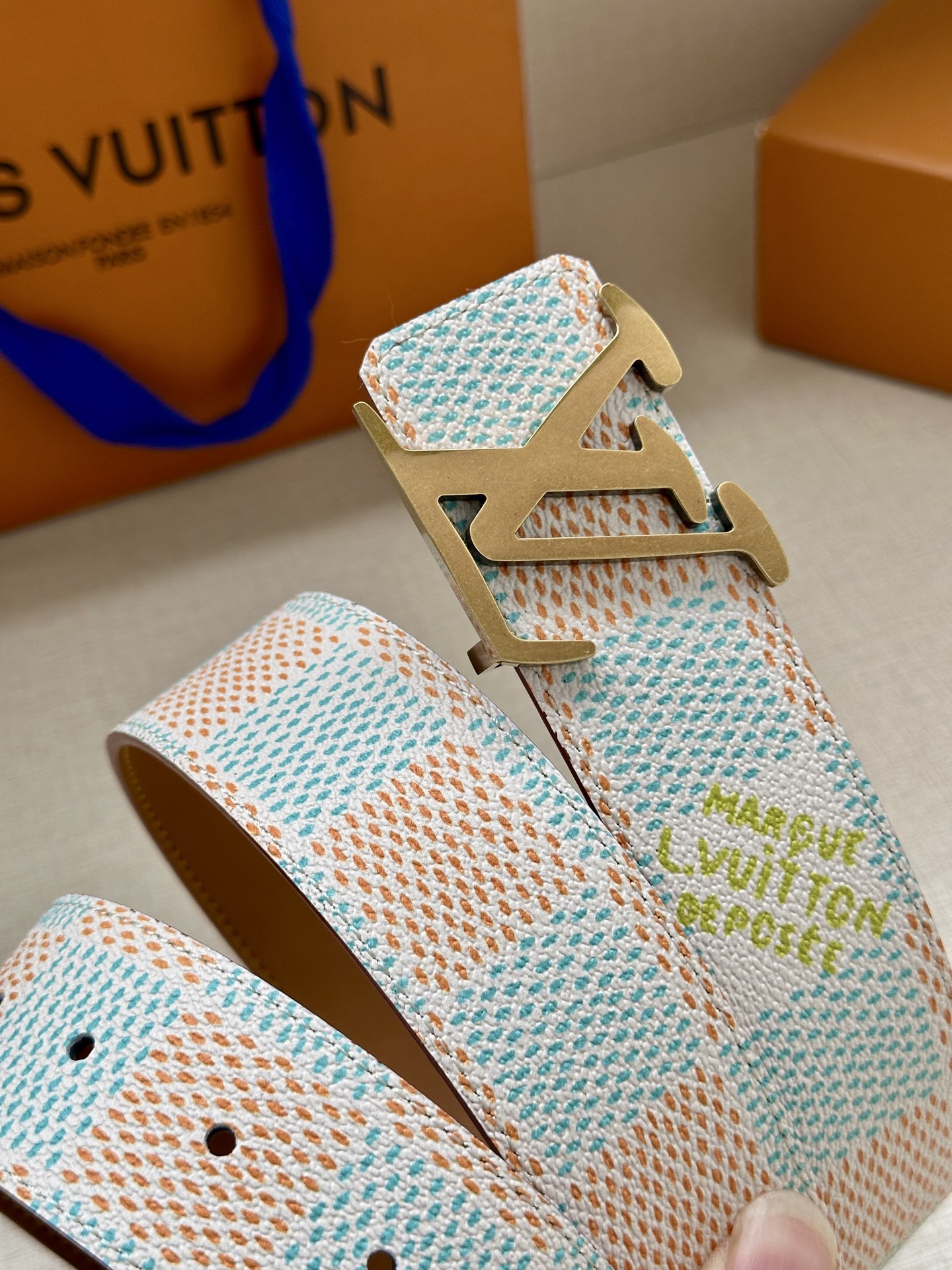  4.0宽 本款 LV Initials 双面腰带凝聚 Pharrell Williams 对典藏设计的