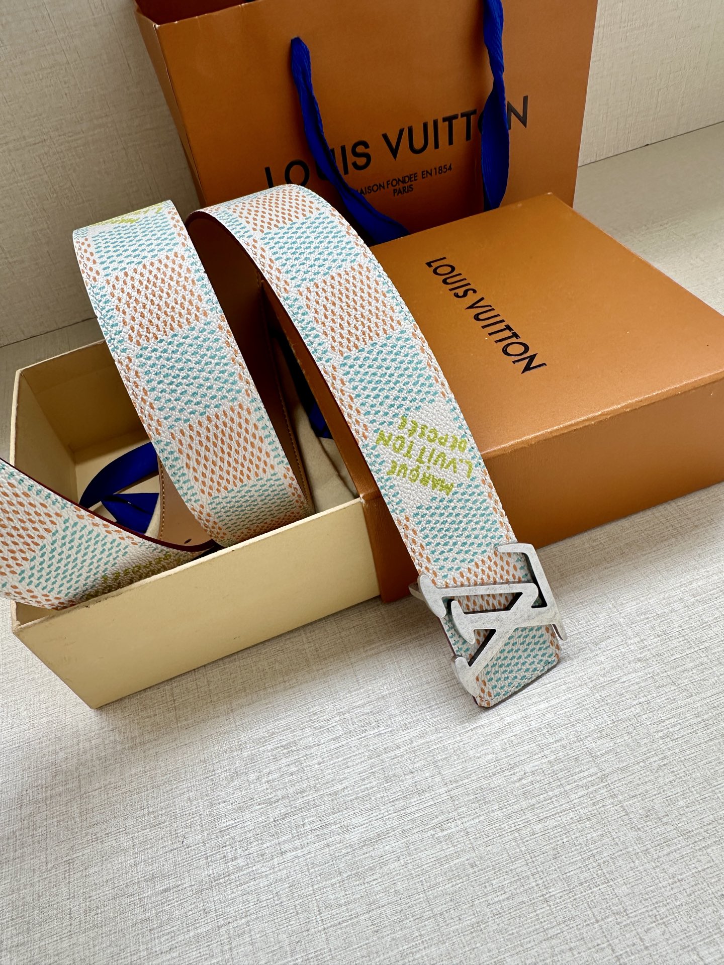  4.0宽 本款 LV Initials 双面腰带凝聚 Pharrell Williams 对典藏设计的