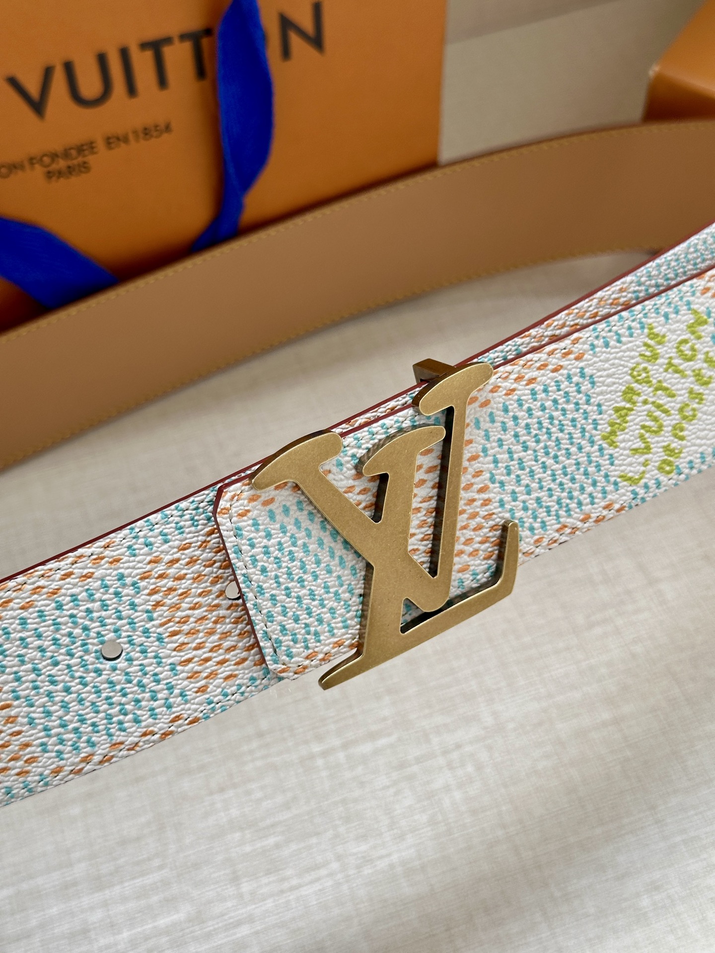  4.0宽 本款 LV Initials 双面腰带凝聚 Pharrell Williams 对典藏设计的