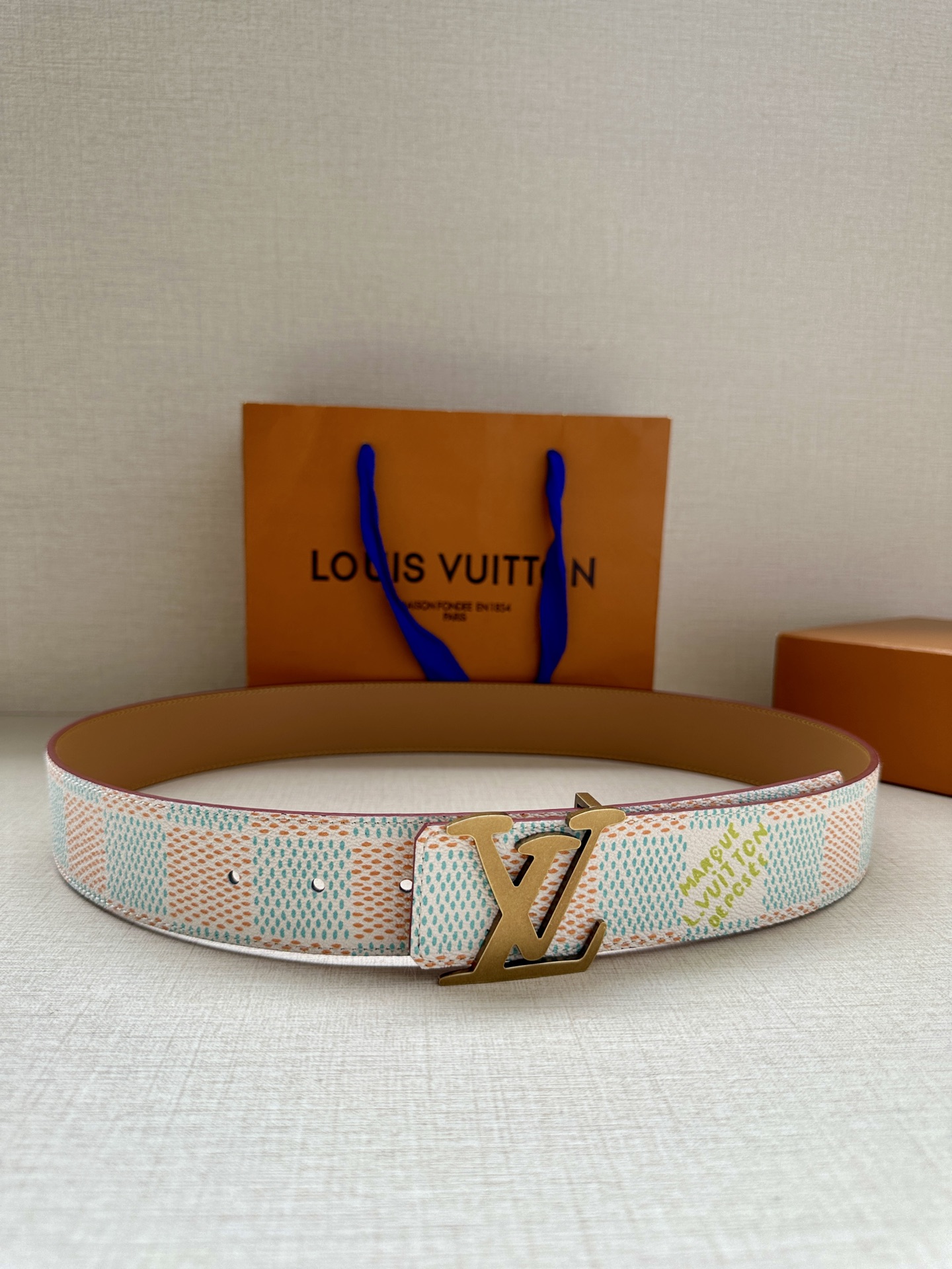  4.0宽 本款 LV Initials 双面腰带凝聚 Pharrell Williams 对典藏设计的