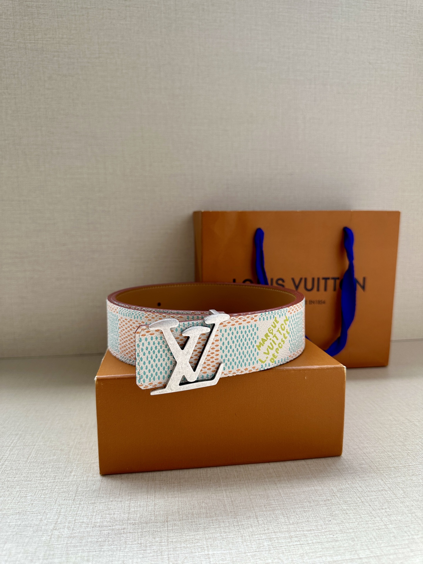  4.0宽 本款 LV Initials 双面腰带凝聚 Pharrell Williams 对典藏设计的