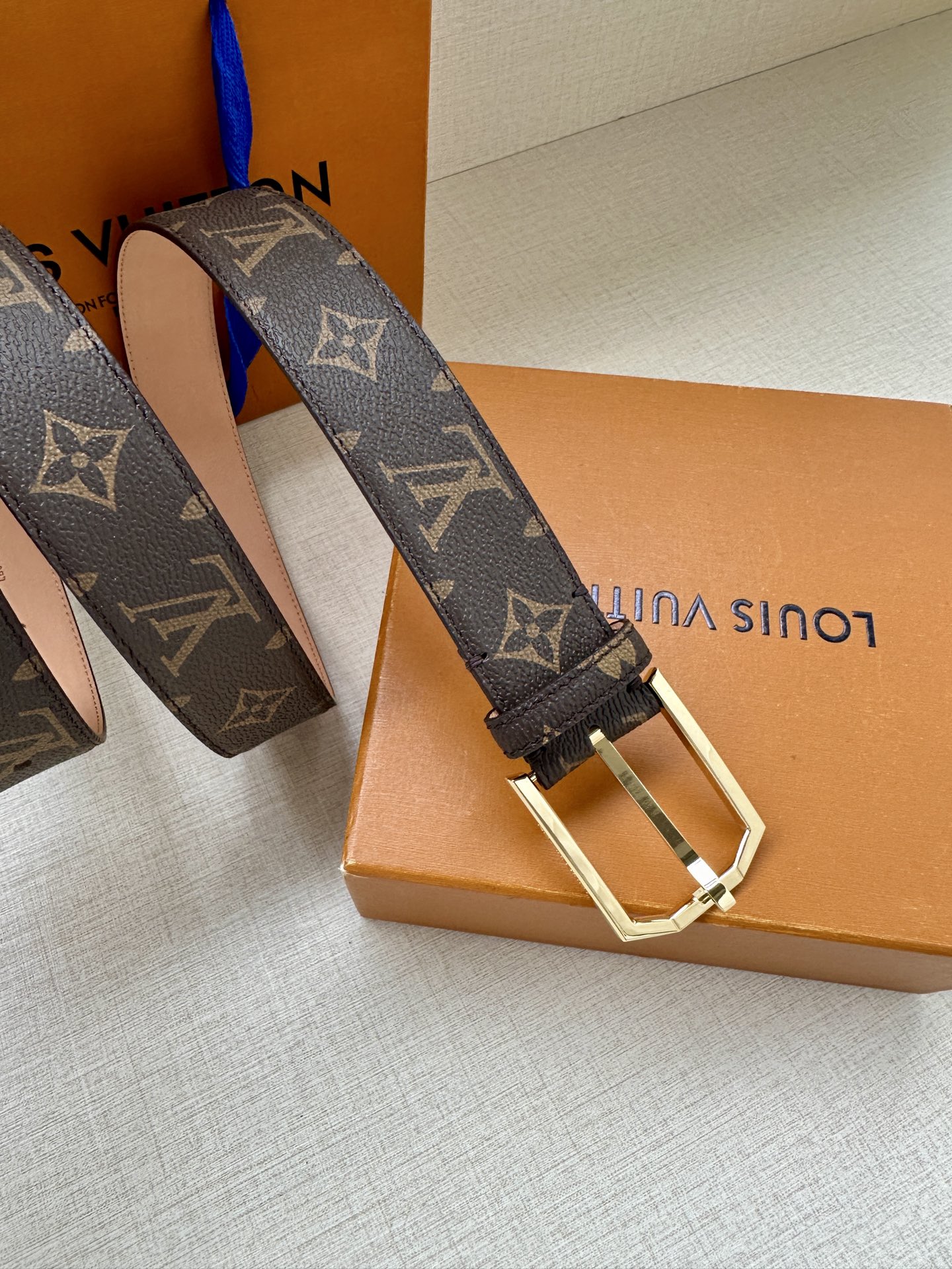 本款3.4宽腰带取材路易威登经典 Monogram 帆布 Monogram 帆布 正绒面革内衬 金属件 