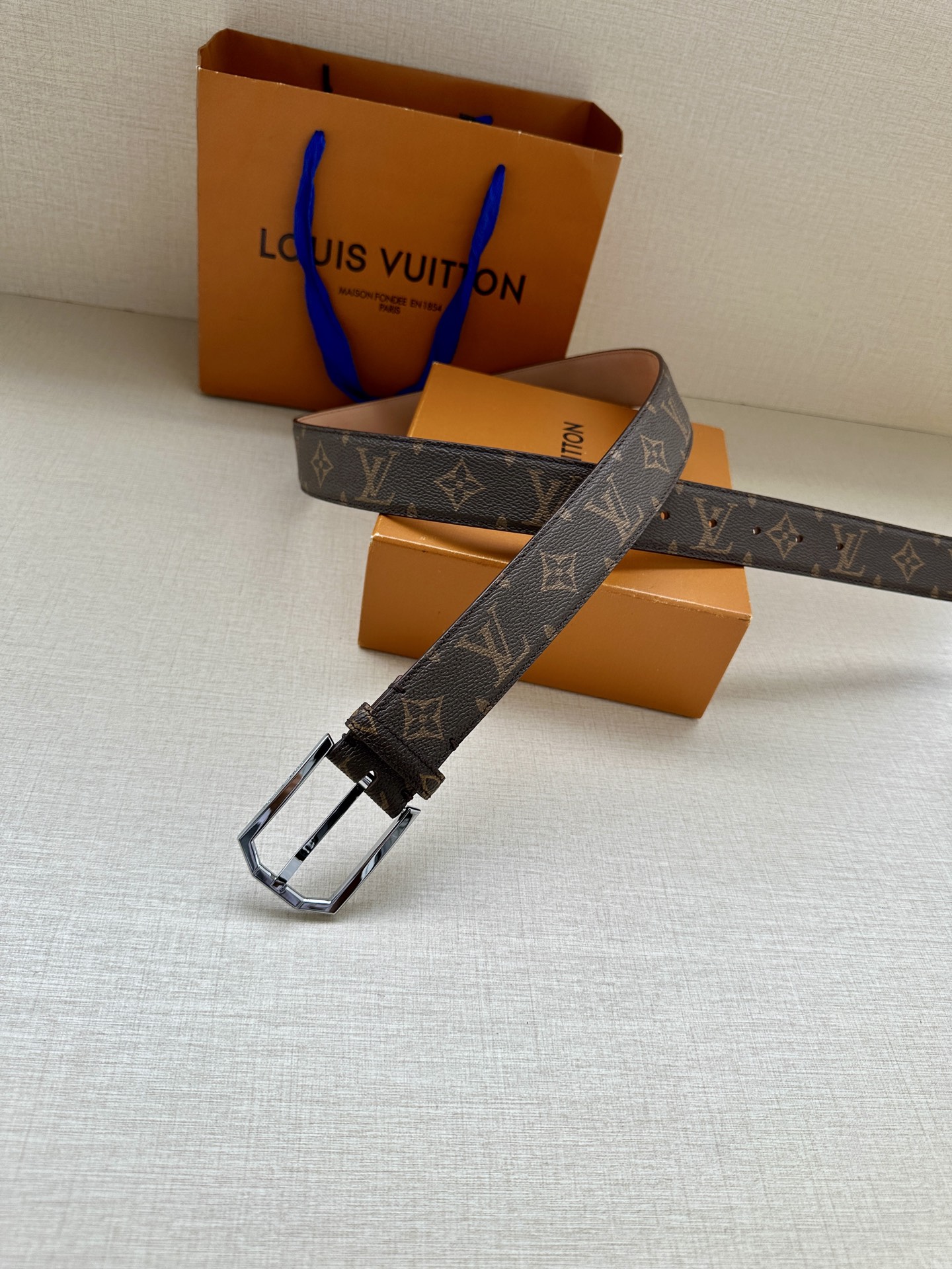 本款3.4宽腰带取材路易威登经典 Monogram 帆布 Monogram 帆布 正绒面革内衬 金属件 