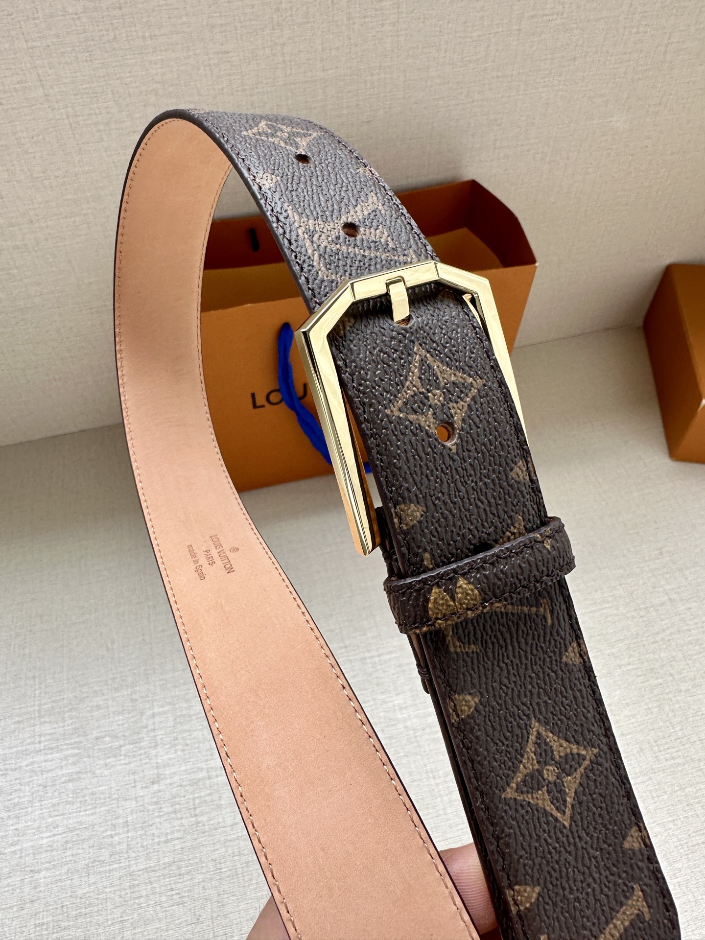 本款3.4宽腰带取材路易威登经典 Monogram 帆布 Monogram 帆布 正绒面革内衬 金属件 