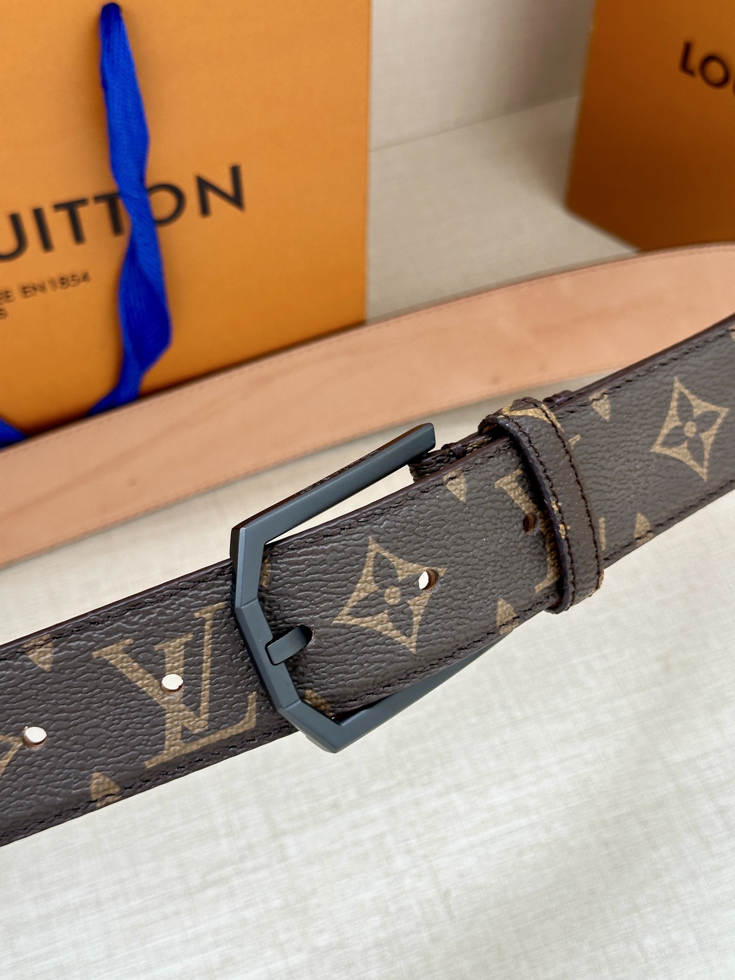 本款3.4宽腰带取材路易威登经典 Monogram 帆布 Monogram 帆布 正绒面革内衬 金属件 