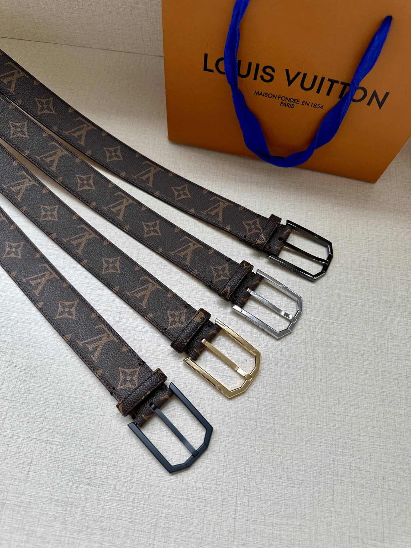 本款3.4宽腰带取材路易威登经典 Monogram 帆布 Monogram 帆布 正绒面革内衬 金属件 