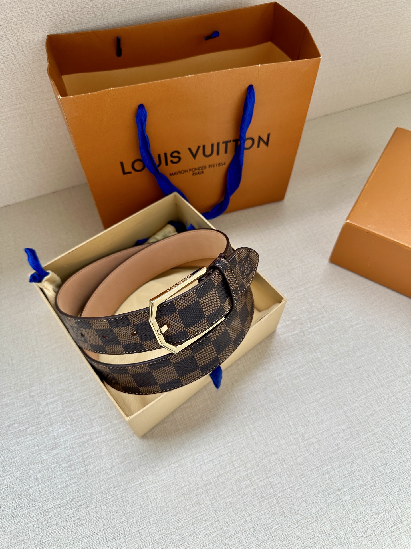 本款3.4宽腰带取材路易威登经典 Monogram 帆布 Monogram 帆布 正绒面革内衬 金属件 