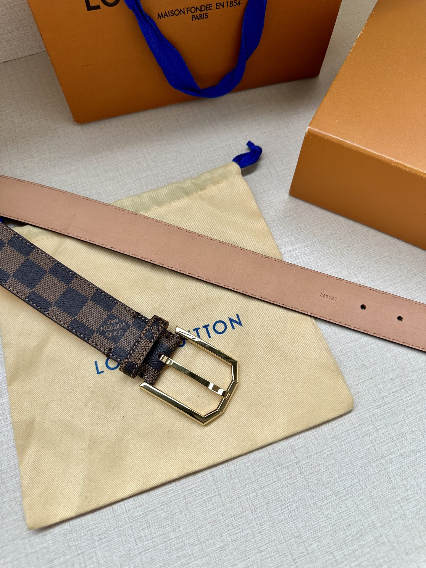 本款3.4宽腰带取材路易威登经典 Monogram 帆布 Monogram 帆布 正绒面革内衬 金属件 