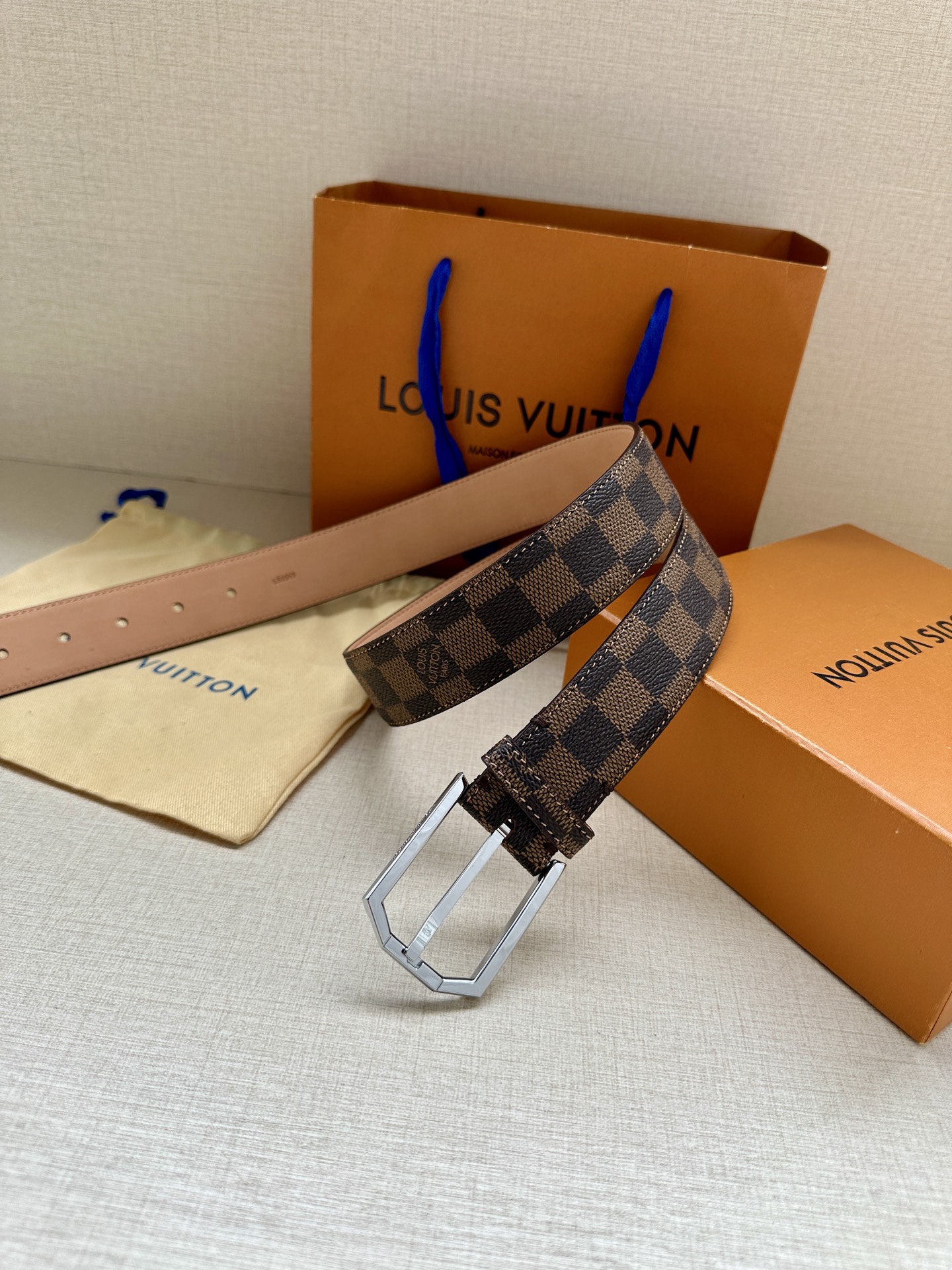本款3.4宽腰带取材路易威登经典 Monogram 帆布 Monogram 帆布 正绒面革内衬 金属件 