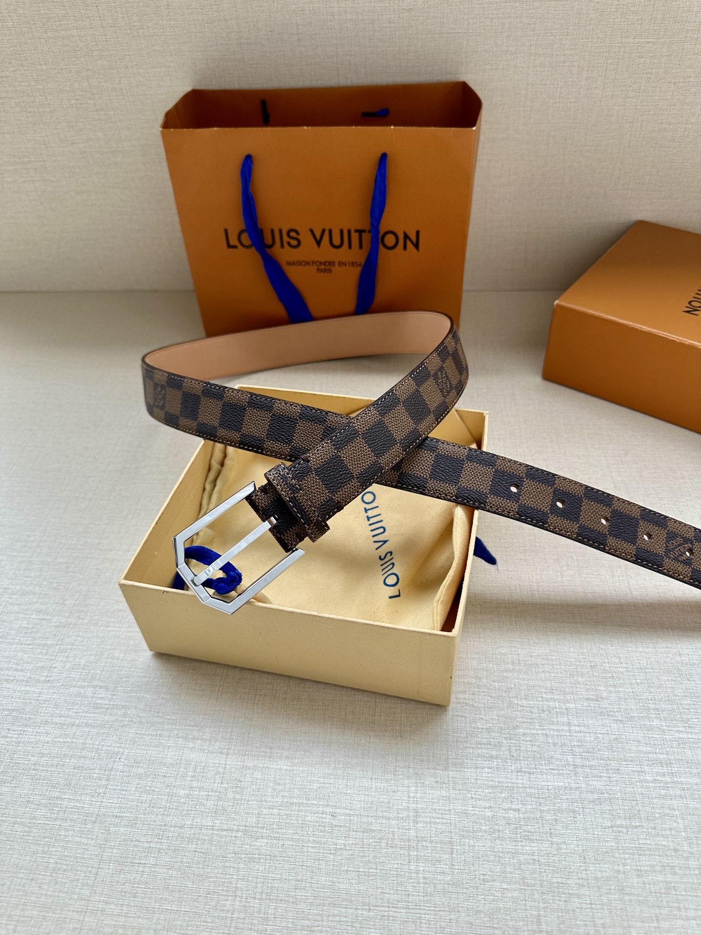 本款3.4宽腰带取材路易威登经典 Monogram 帆布 Monogram 帆布 正绒面革内衬 金属件 