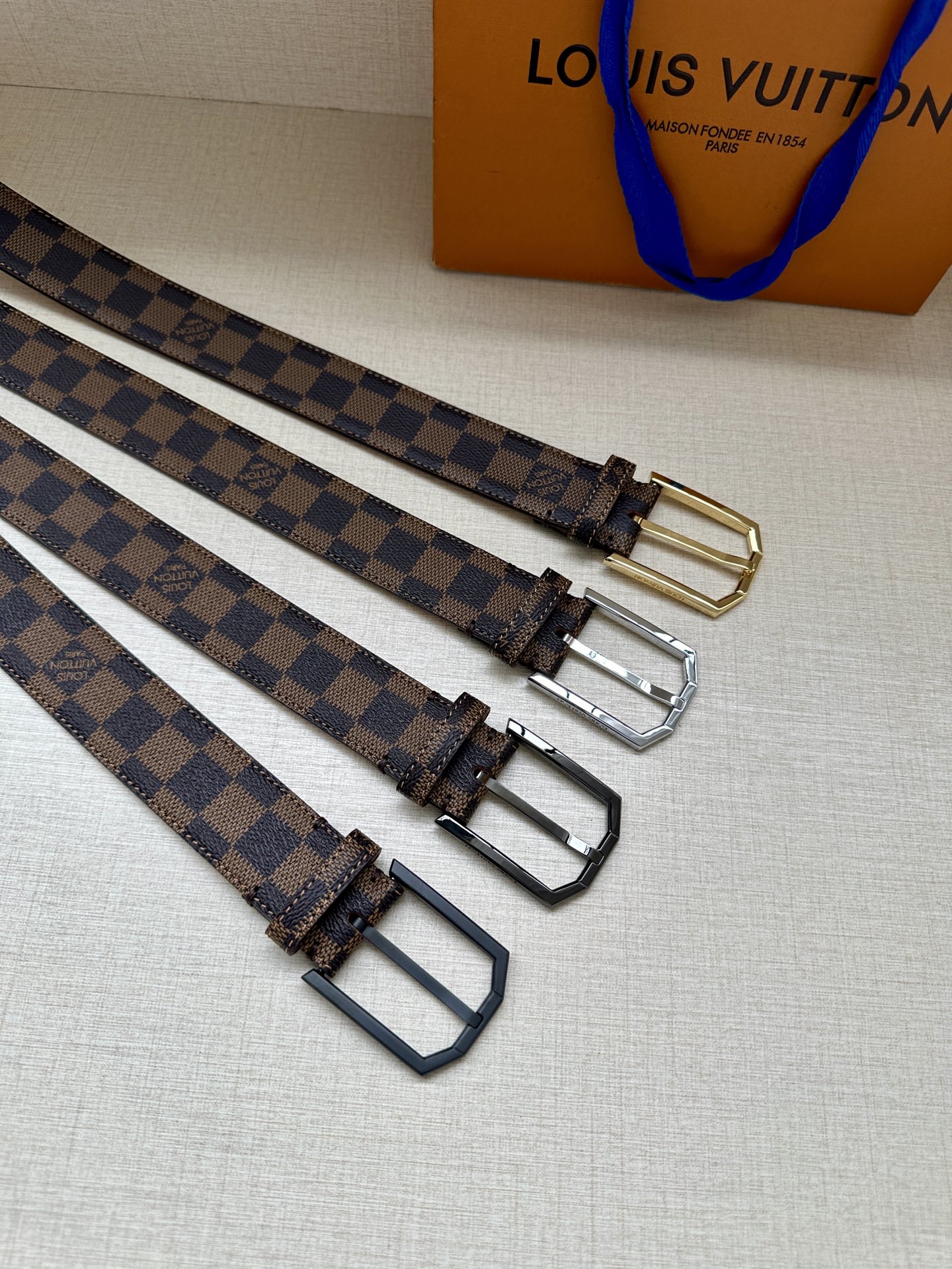 本款3.4宽腰带取材路易威登经典 Monogram 帆布 Monogram 帆布 正绒面革内衬 金属件 