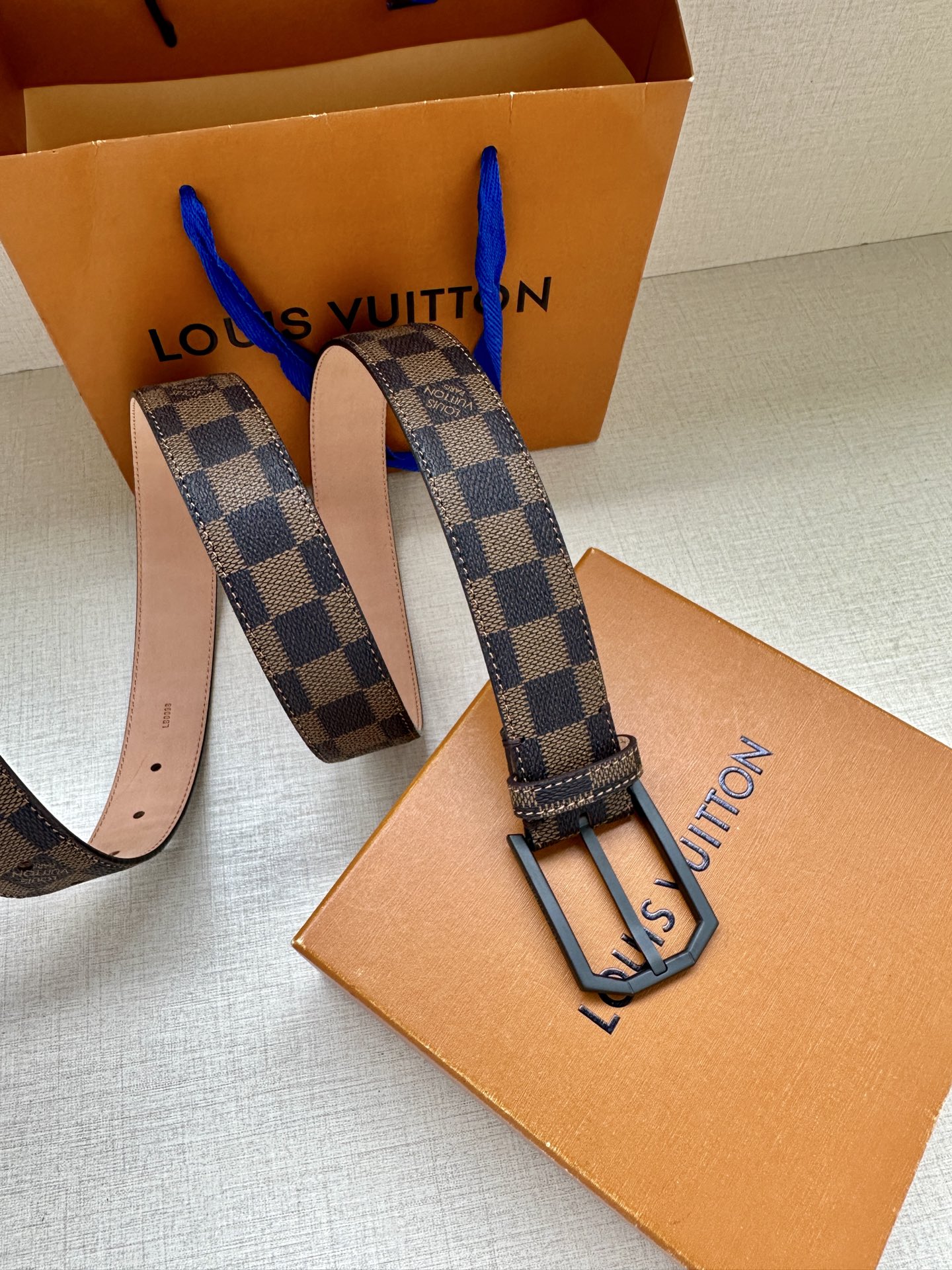 本款3.4宽腰带取材路易威登经典 Monogram 帆布 Monogram 帆布 正绒面革内衬 金属件 