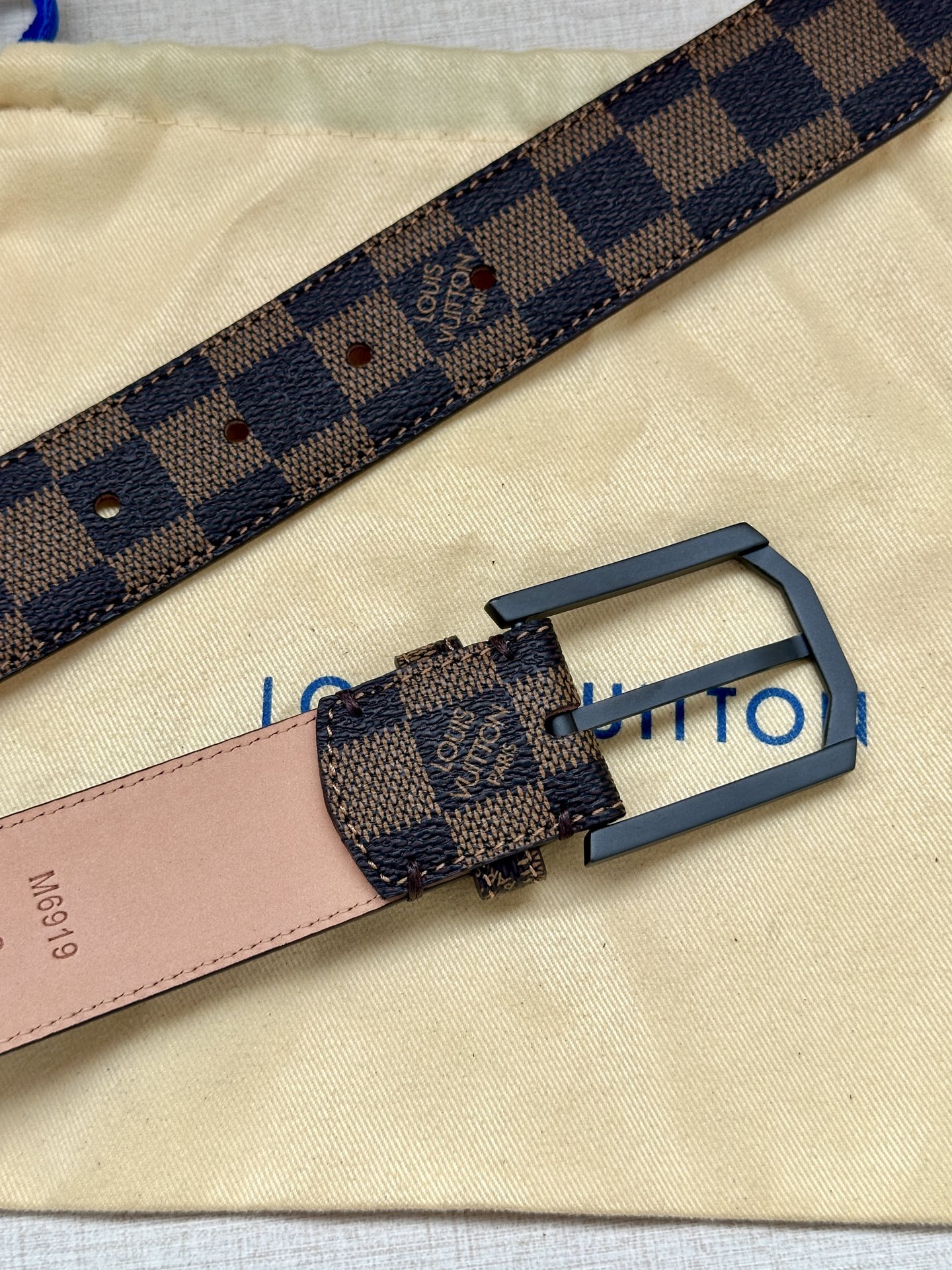 本款3.4宽腰带取材路易威登经典 Monogram 帆布 Monogram 帆布 正绒面革内衬 金属件 