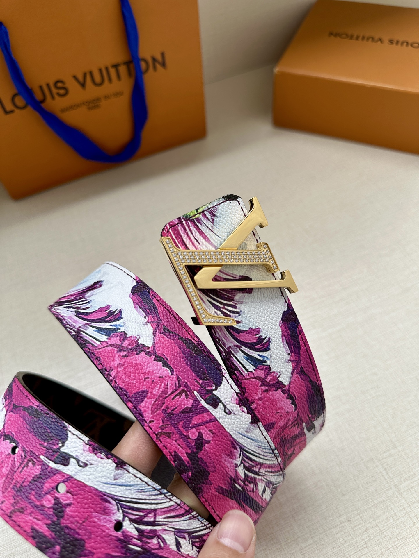 4.0宽 2024 早秋男装系列跟随丹迪水手的步伐开启一场环球之旅。此款 LV Tag 双面腰带将冲浪风