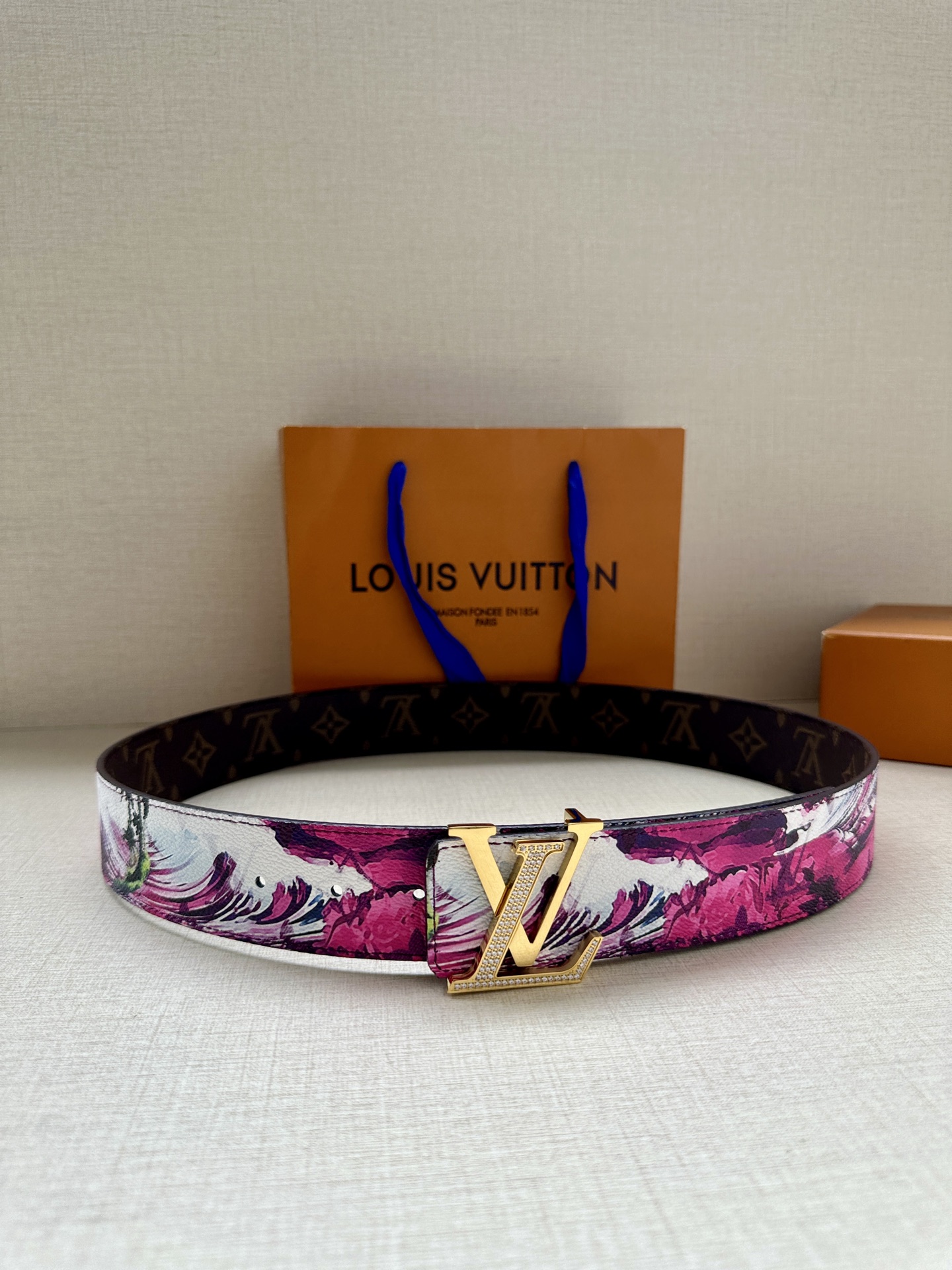 4.0宽 2024 早秋男装系列跟随丹迪水手的步伐开启一场环球之旅。此款 LV Tag 双面腰带将冲浪风