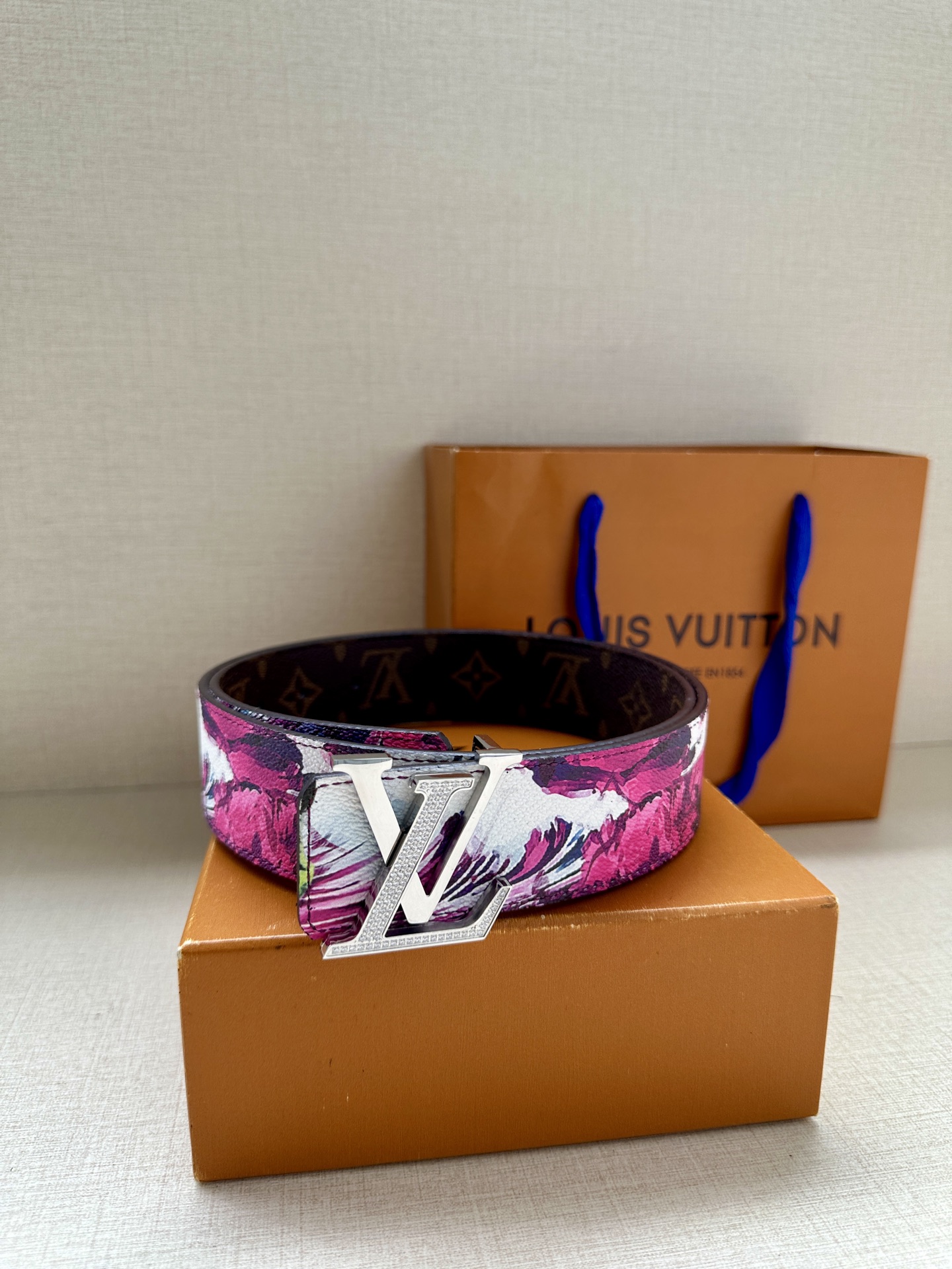 4.0宽 2024 早秋男装系列跟随丹迪水手的步伐开启一场环球之旅。此款 LV Tag 双面腰带将冲浪风