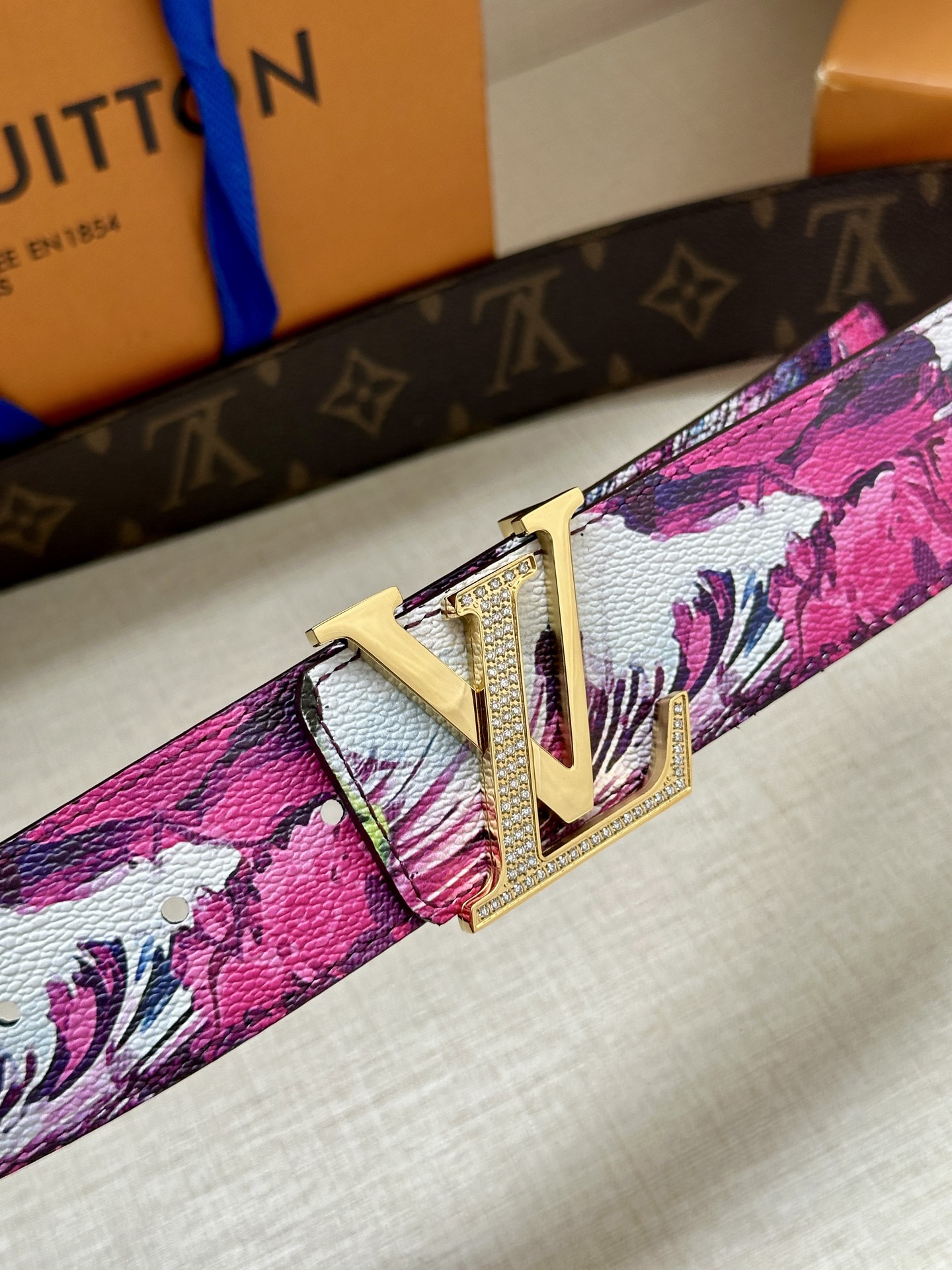 4.0宽 2024 早秋男装系列跟随丹迪水手的步伐开启一场环球之旅。此款 LV Tag 双面腰带将冲浪风