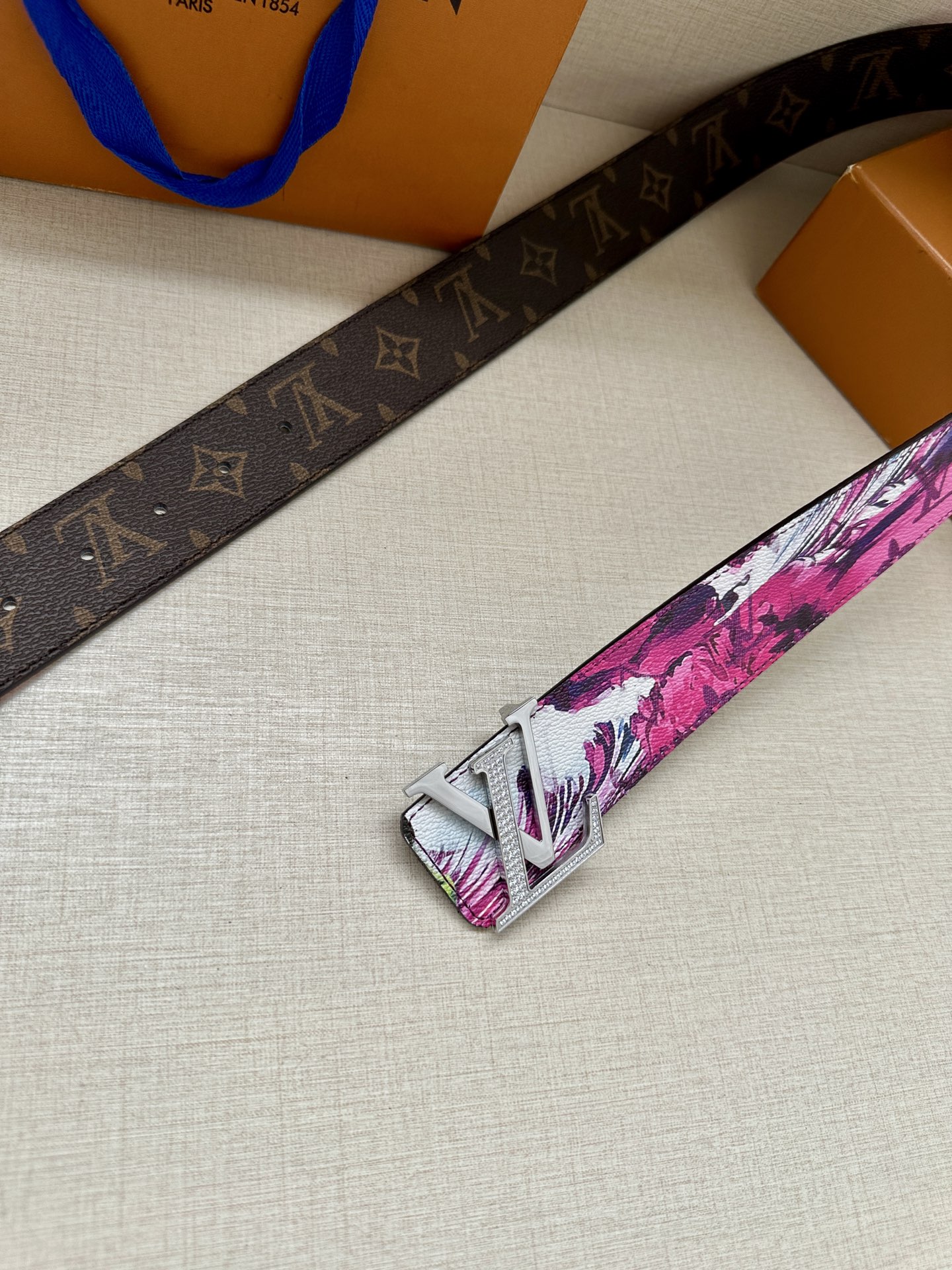 4.0宽 2024 早秋男装系列跟随丹迪水手的步伐开启一场环球之旅。此款 LV Tag 双面腰带将冲浪风