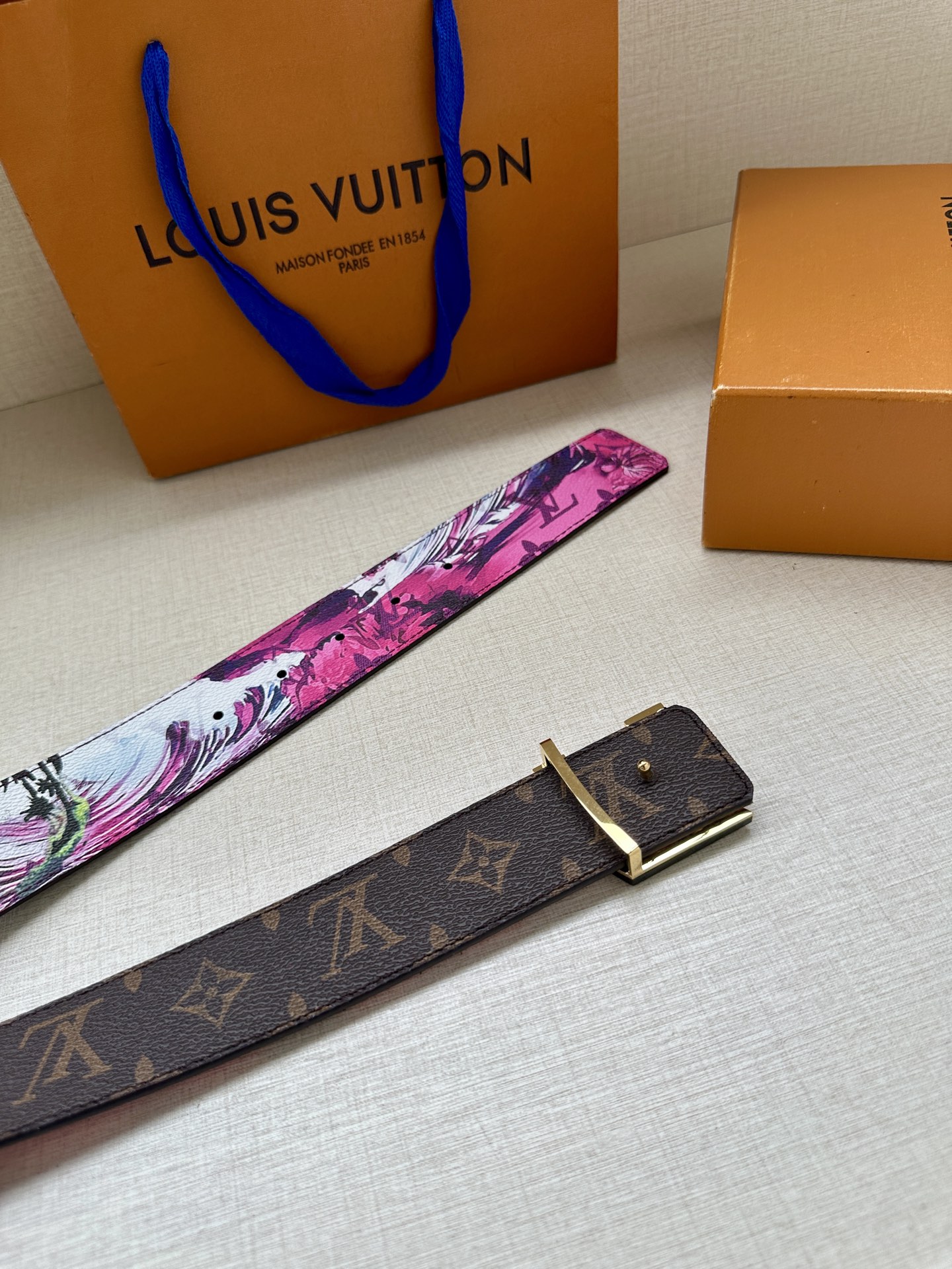 4.0宽 2024 早秋男装系列跟随丹迪水手的步伐开启一场环球之旅。此款 LV Tag 双面腰带将冲浪风