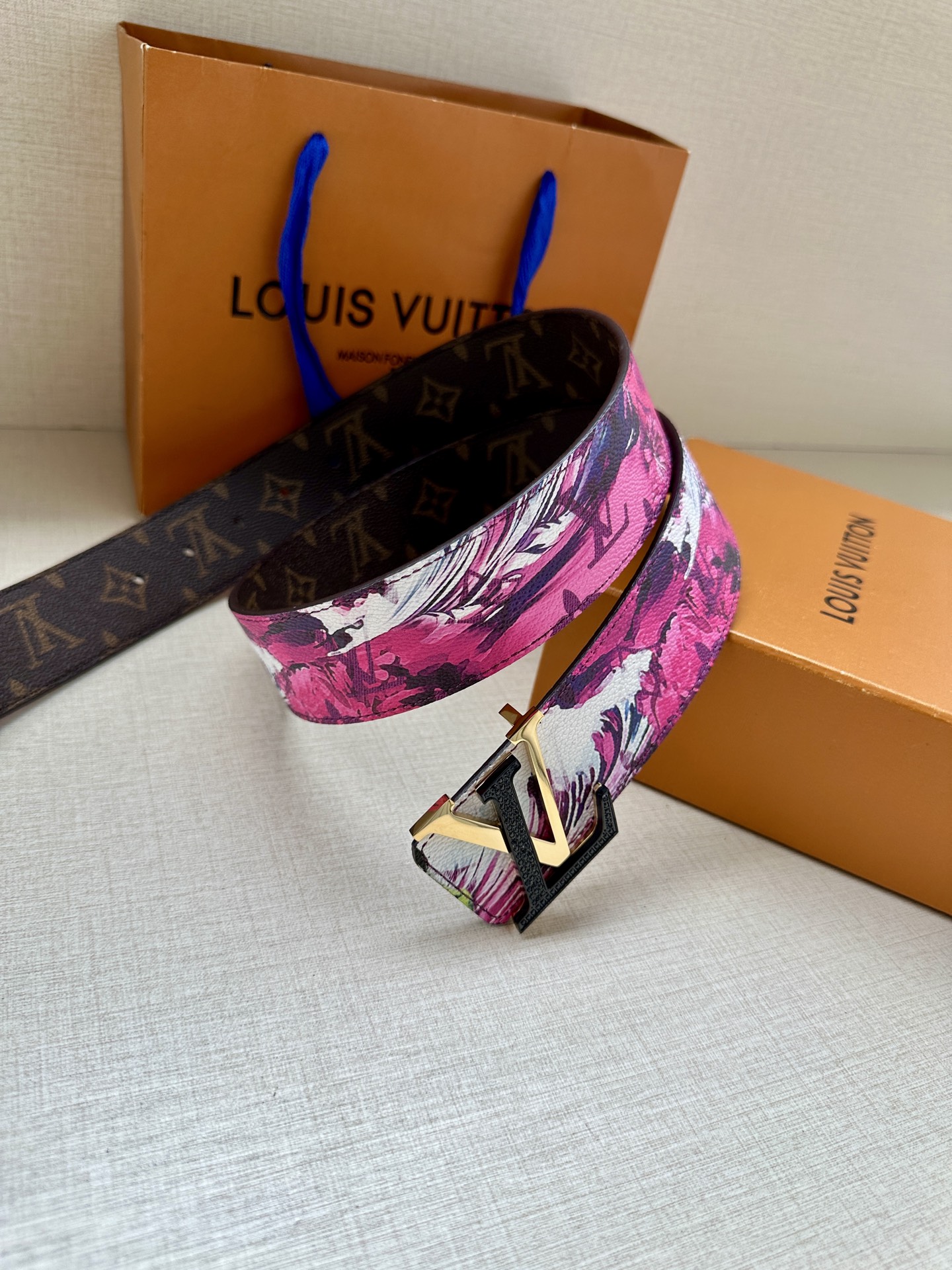 4.0宽 2024 早秋男装系列跟随丹迪水手的步伐开启一场环球之旅。此款 LV Tag 双面腰带将冲浪风