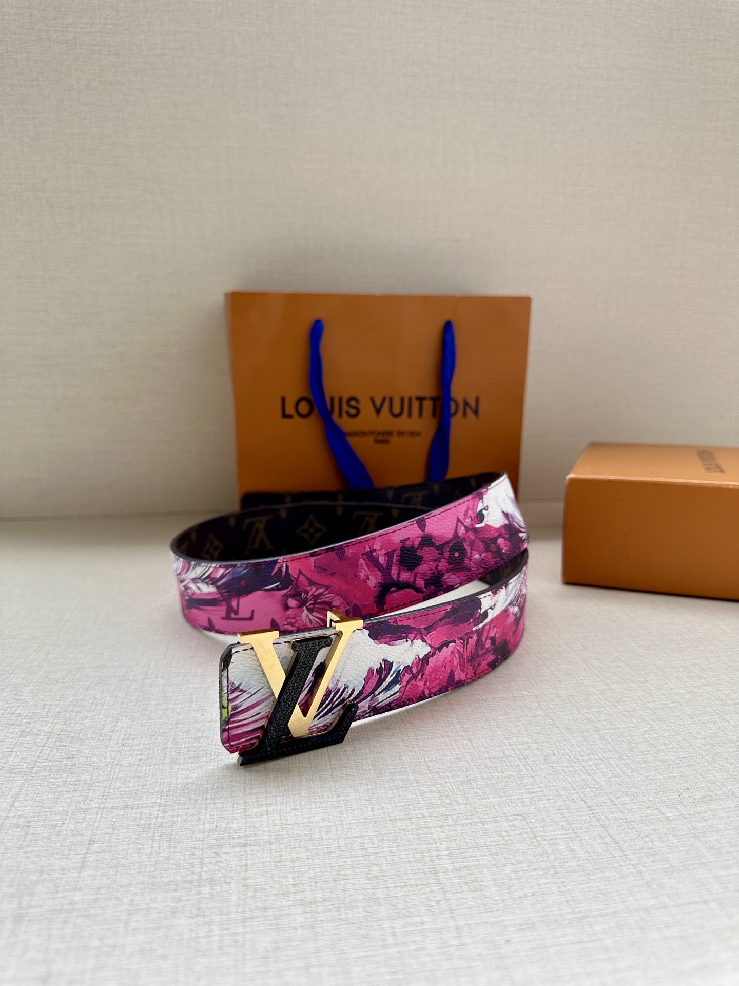 4.0宽 2024 早秋男装系列跟随丹迪水手的步伐开启一场环球之旅。此款 LV Tag 双面腰带将冲浪风