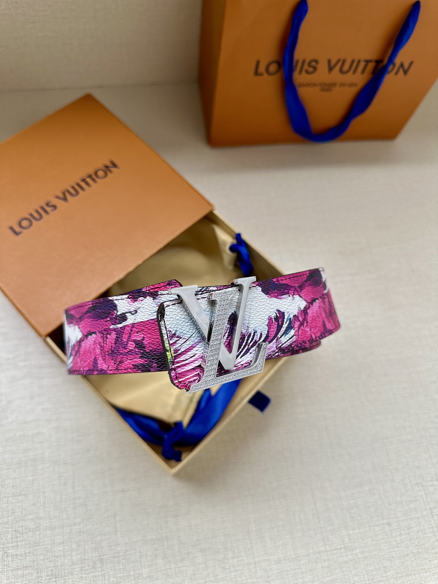 4.0宽 2024 早秋男装系列跟随丹迪水手的步伐开启一场环球之旅。此款 LV Tag 双面腰带将冲浪风