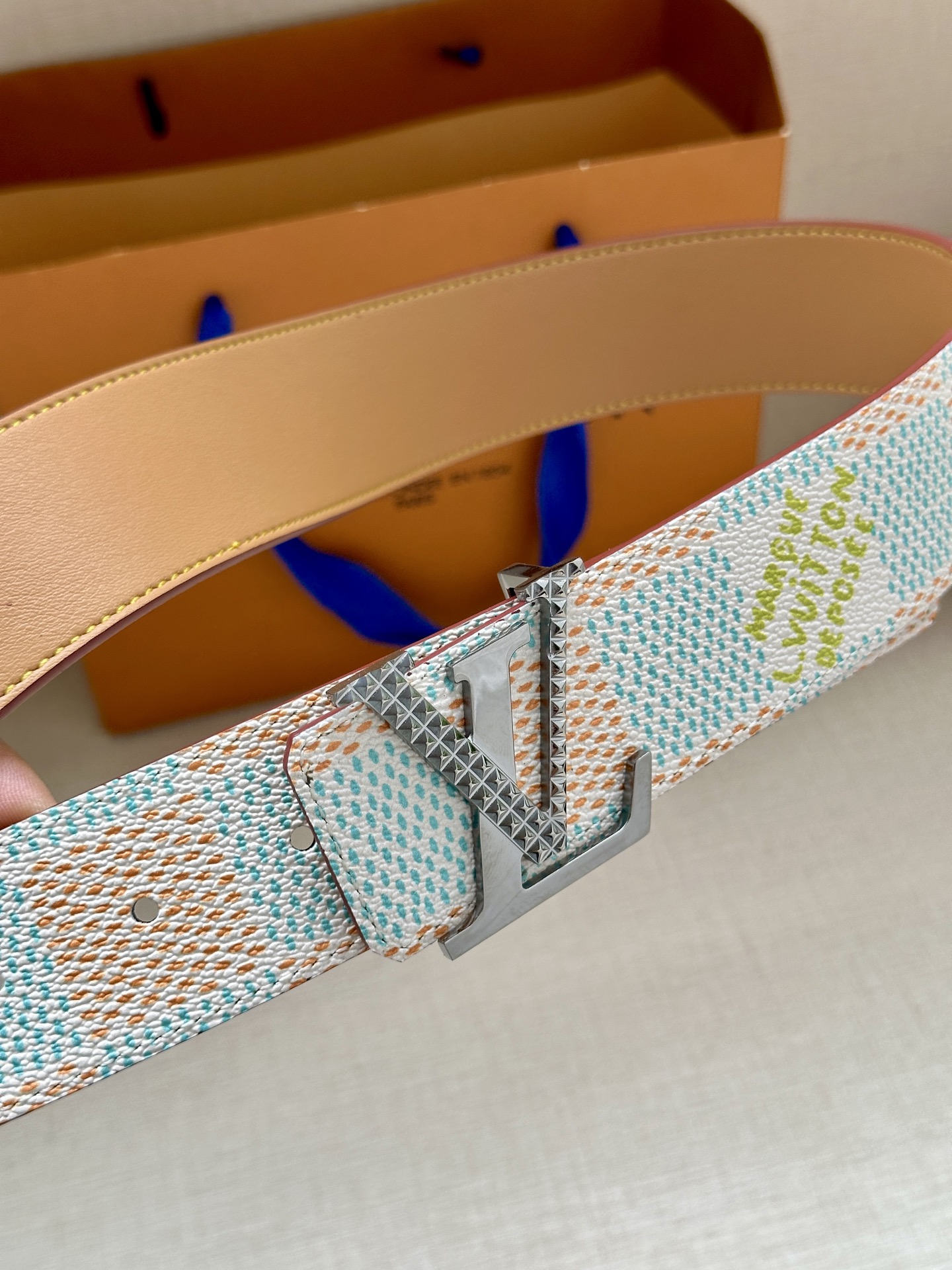 4.0宽 本款 LV Initials 双面腰带凝聚 Pharrell Williams 对典藏设计的灵