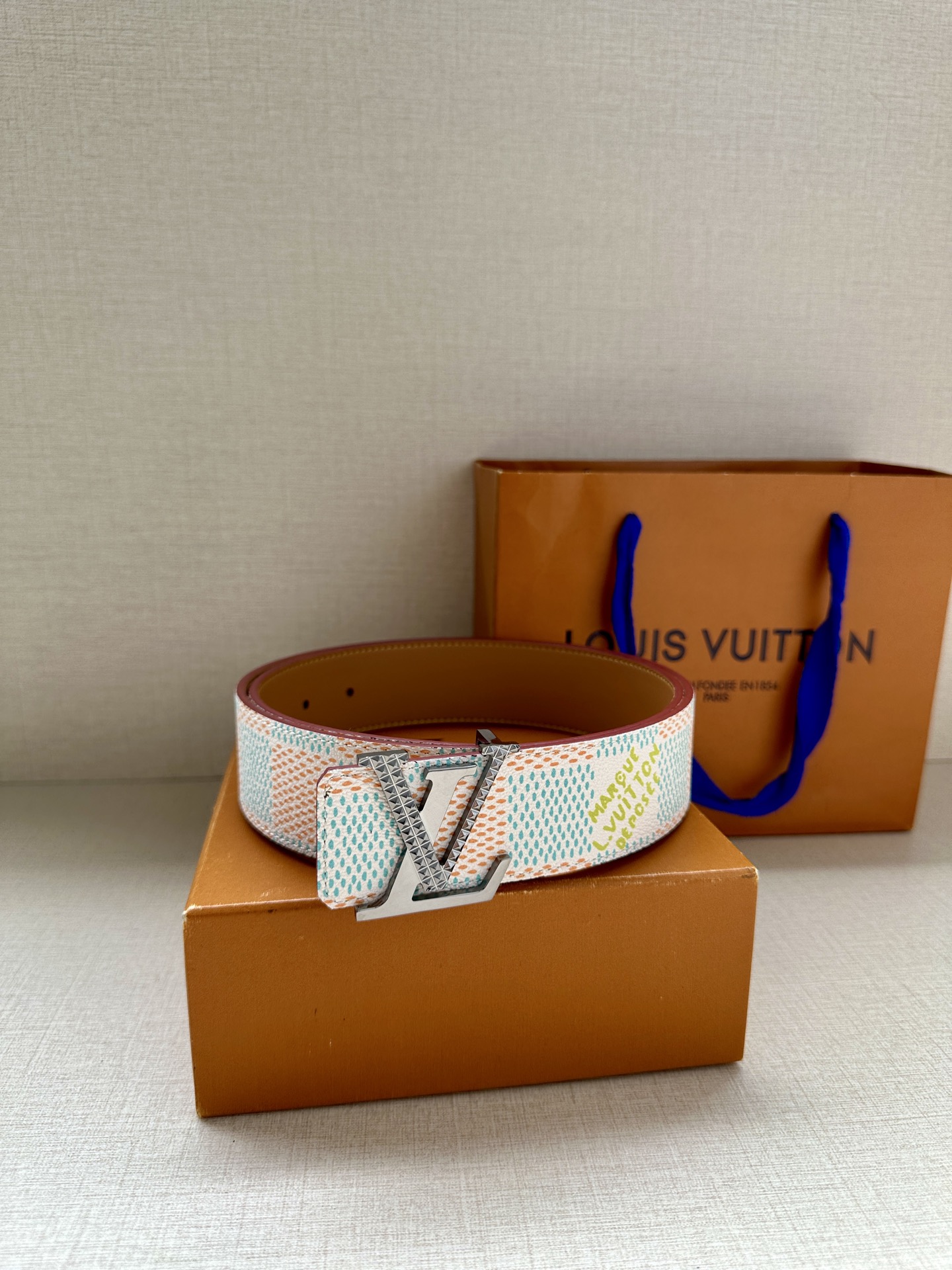 4.0宽 本款 LV Initials 双面腰带凝聚 Pharrell Williams 对典藏设计的灵