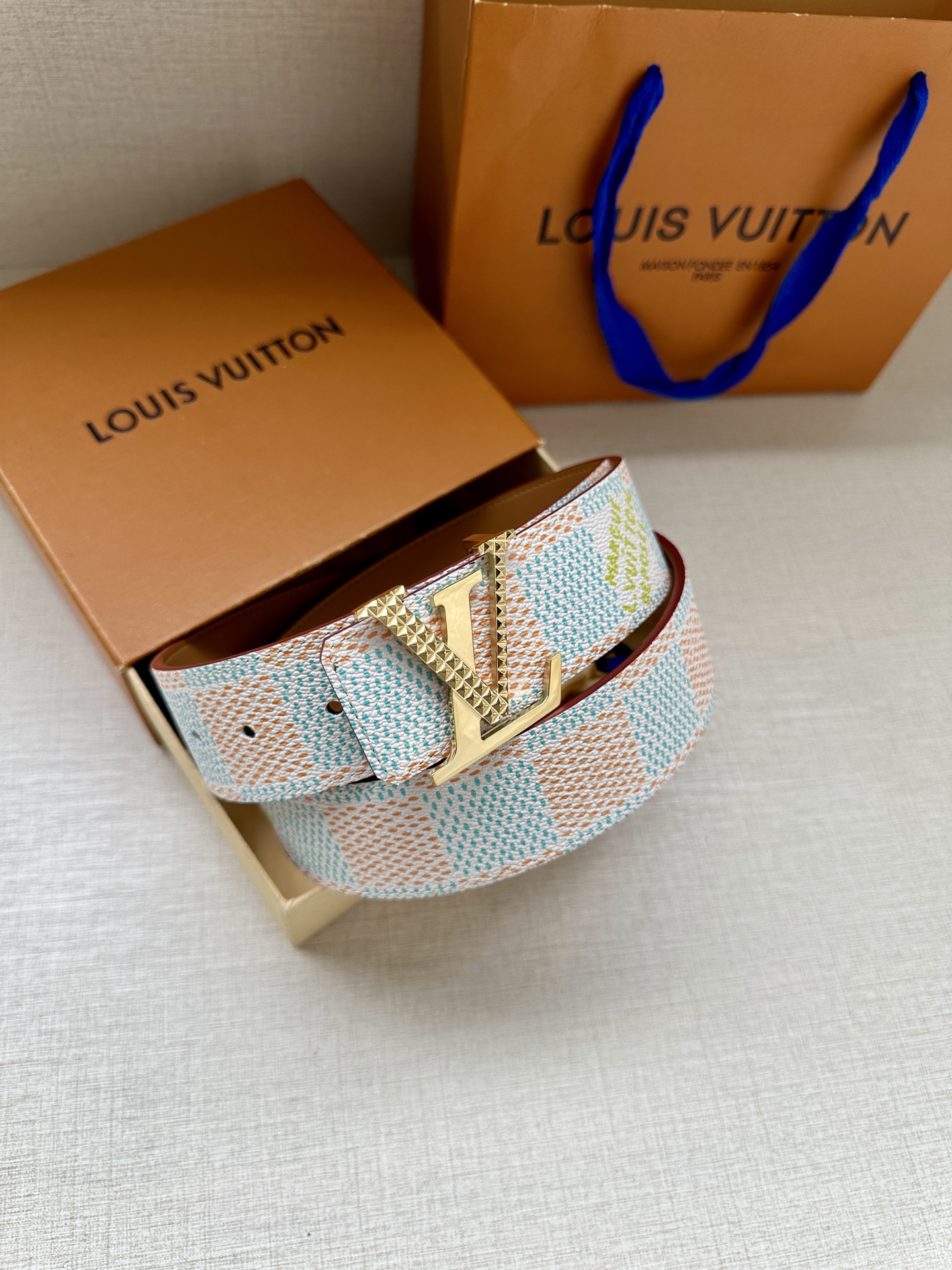 4.0宽 本款 LV Initials 双面腰带凝聚 Pharrell Williams 对典藏设计的灵