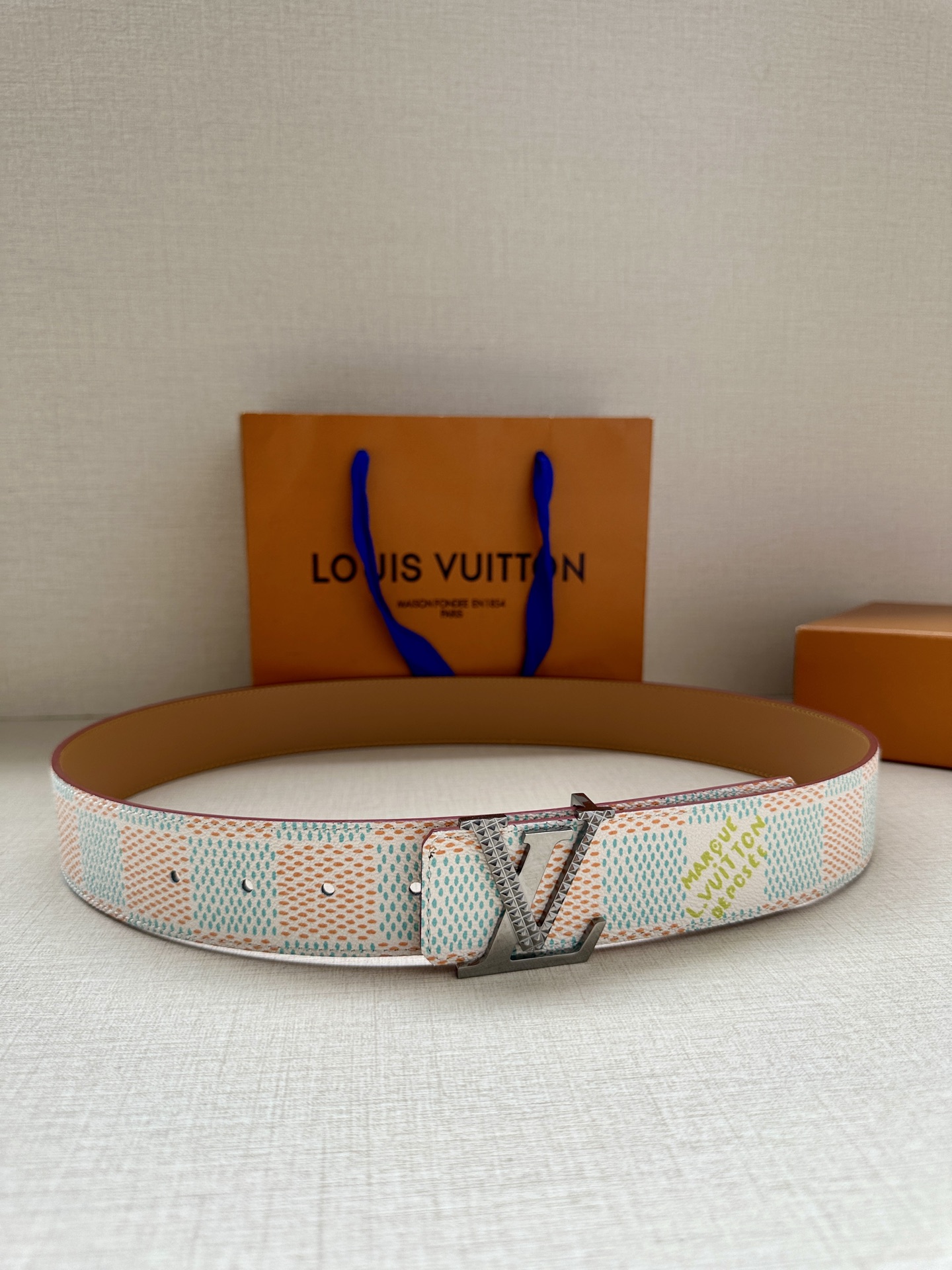 4.0宽 本款 LV Initials 双面腰带凝聚 Pharrell Williams 对典藏设计的灵