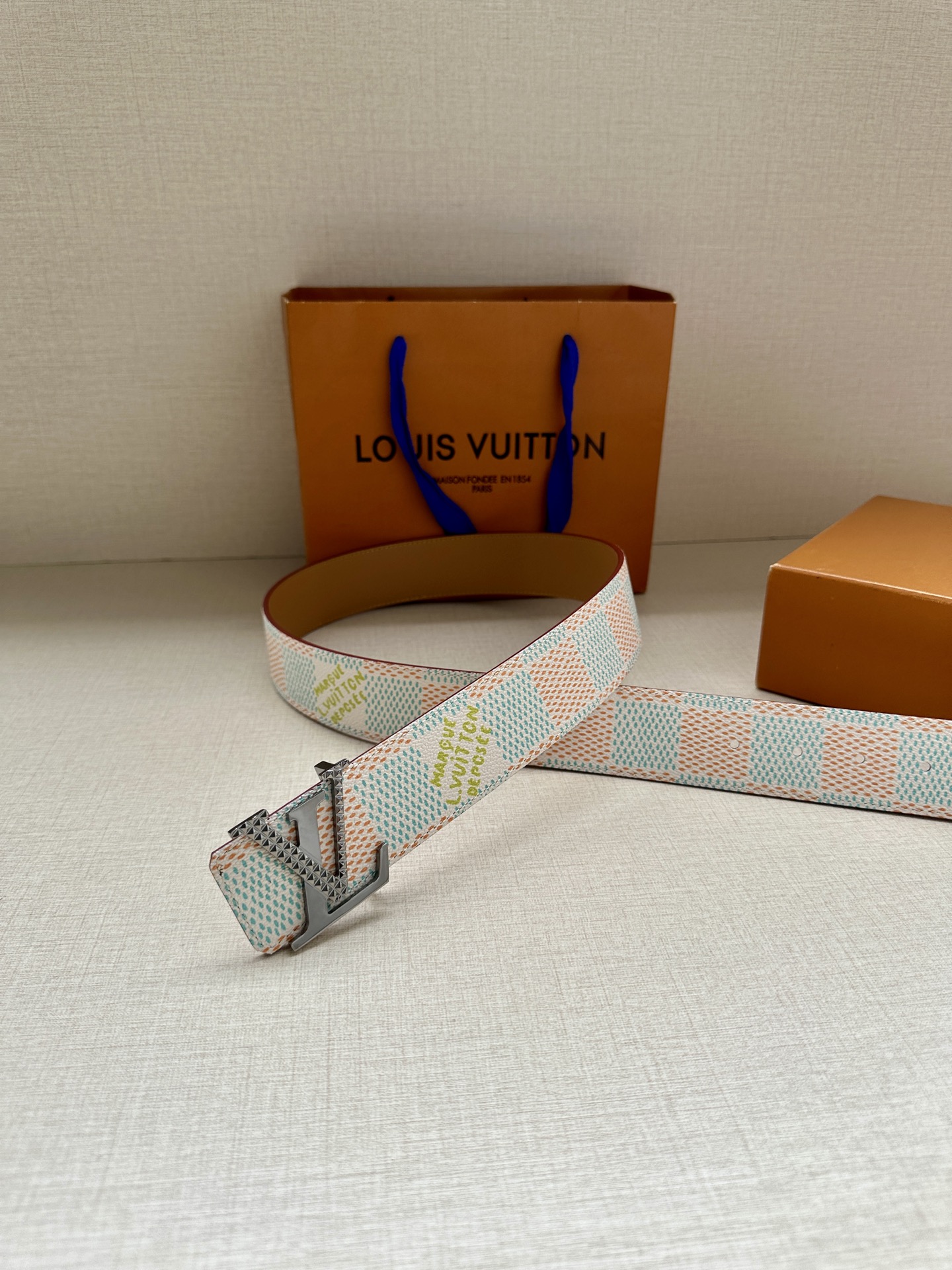 4.0宽 本款 LV Initials 双面腰带凝聚 Pharrell Williams 对典藏设计的灵