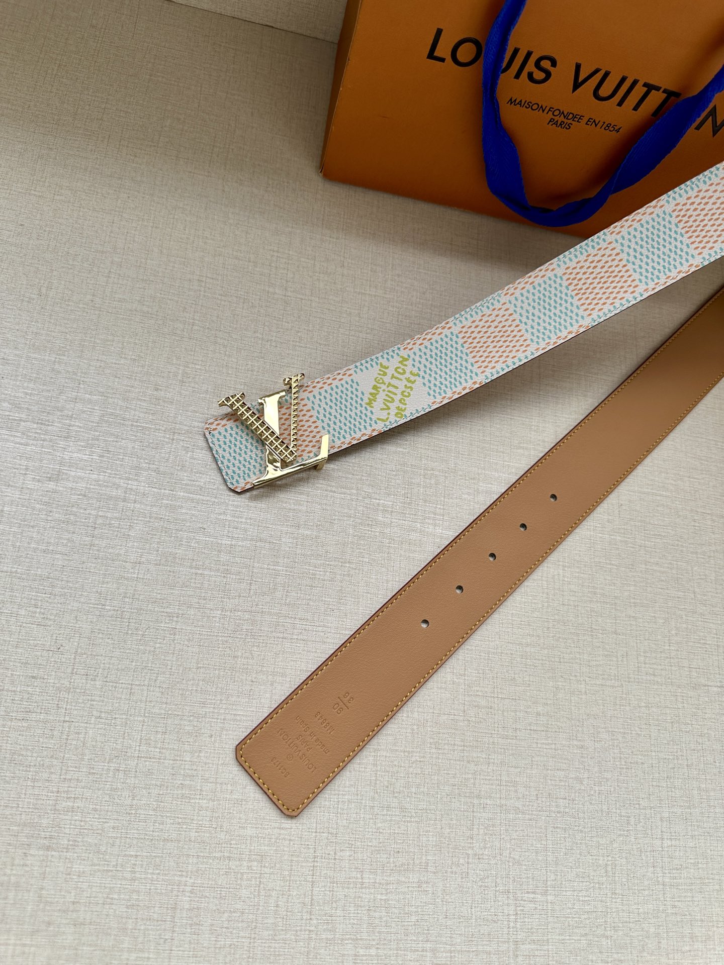 4.0宽 本款 LV Initials 双面腰带凝聚 Pharrell Williams 对典藏设计的灵