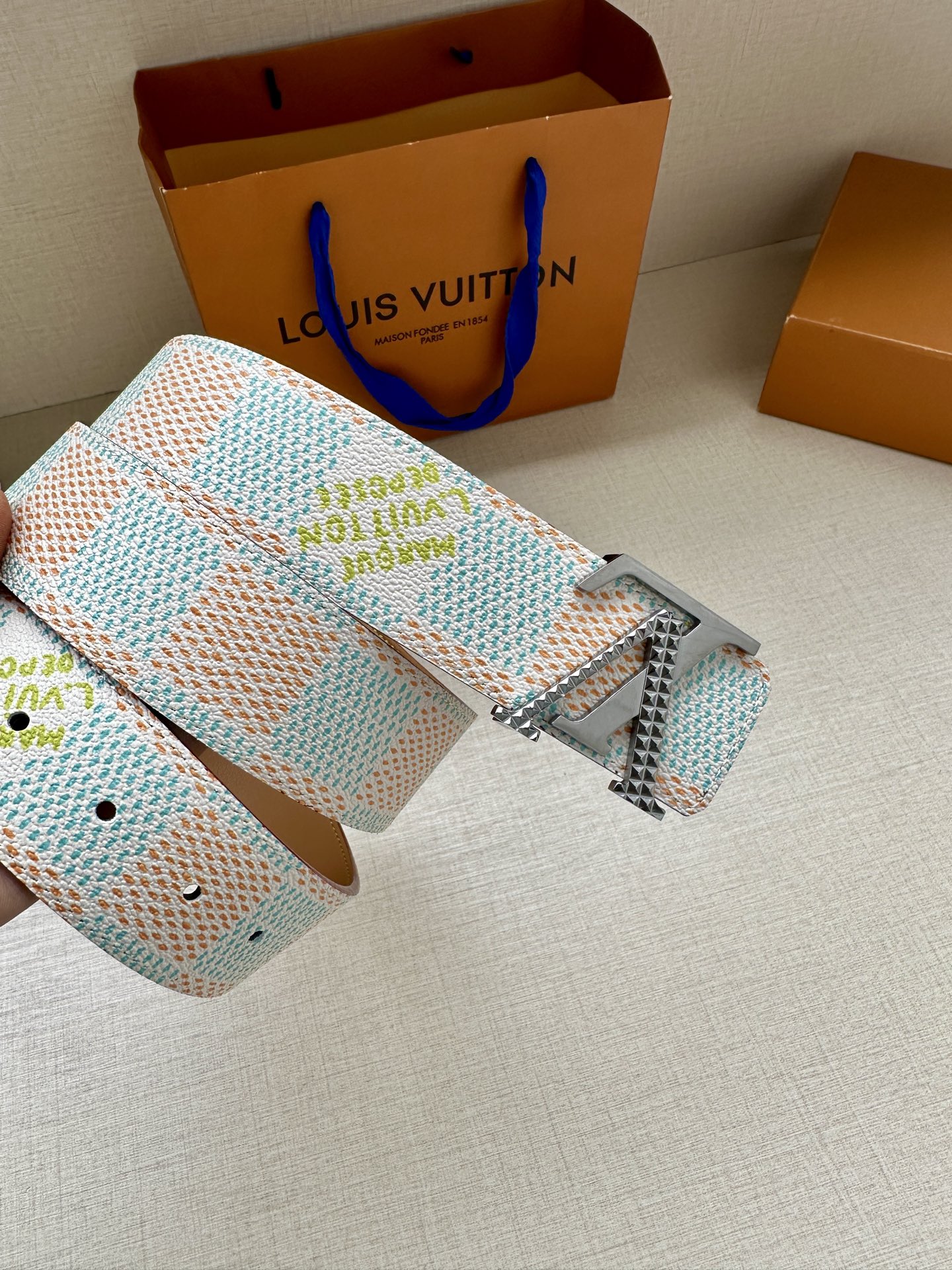 4.0宽 本款 LV Initials 双面腰带凝聚 Pharrell Williams 对典藏设计的灵